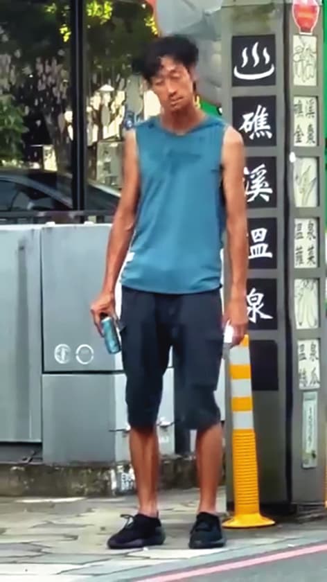 6月24日唐治平曾現身宜蘭礁溪，被民眾拍到在路邊搖頭晃腦，舉止異常。