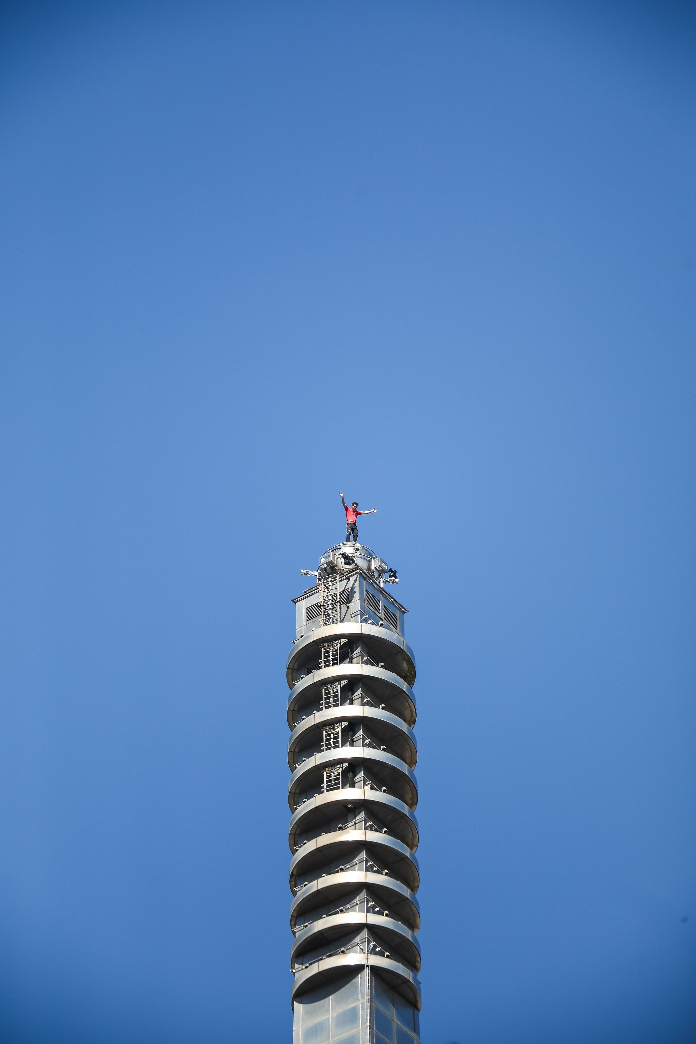美國極限攀岩家艾力克斯霍諾德成功徒手攀爬台北101，歷史壯舉透過Netflix在全球直播，引發國內外熱議。（鏡報鄒保祥、李智為）