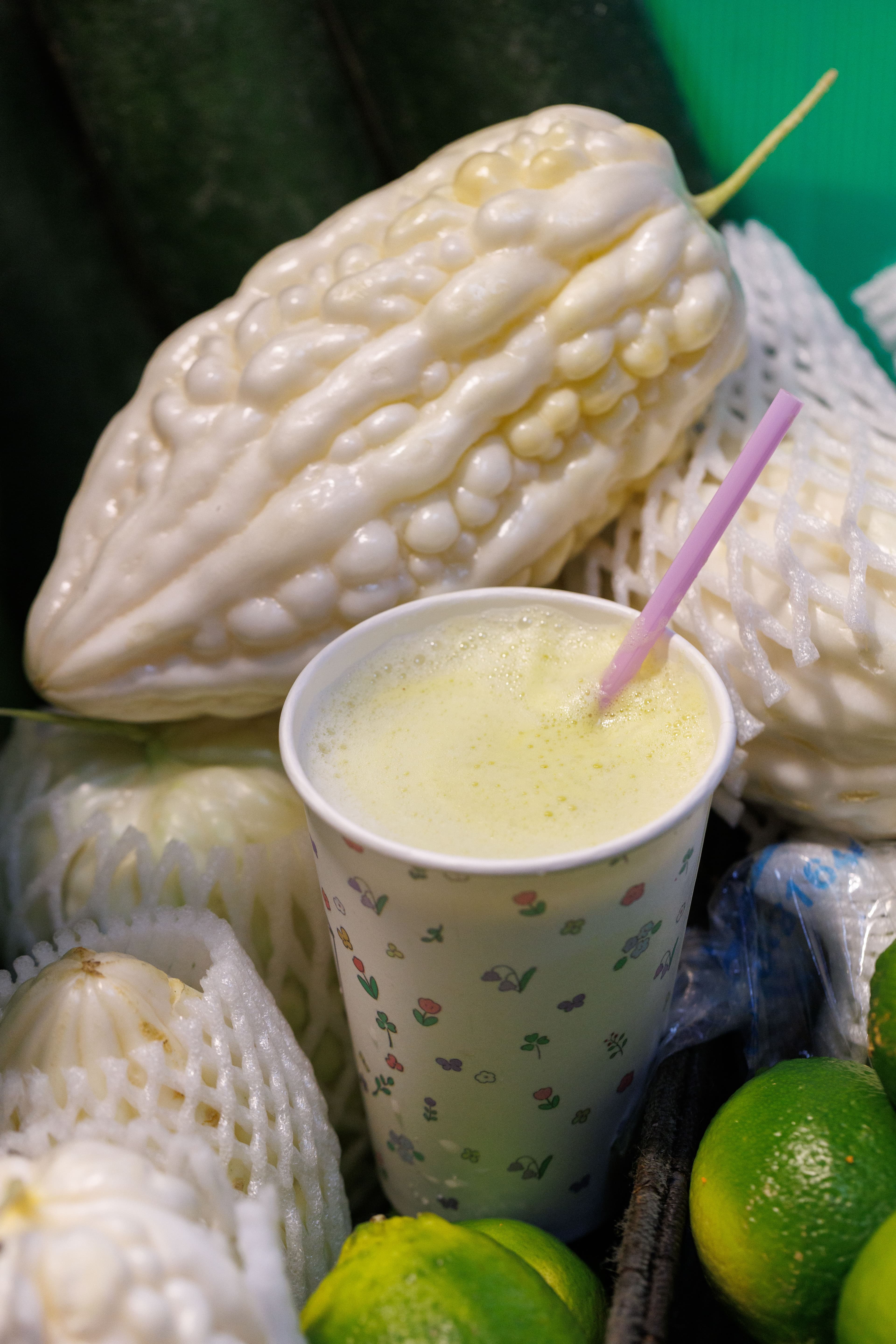 清涼退火的「苦瓜鮮果原汁」，最適合逛完夜市時來一杯。（70元／中杯）