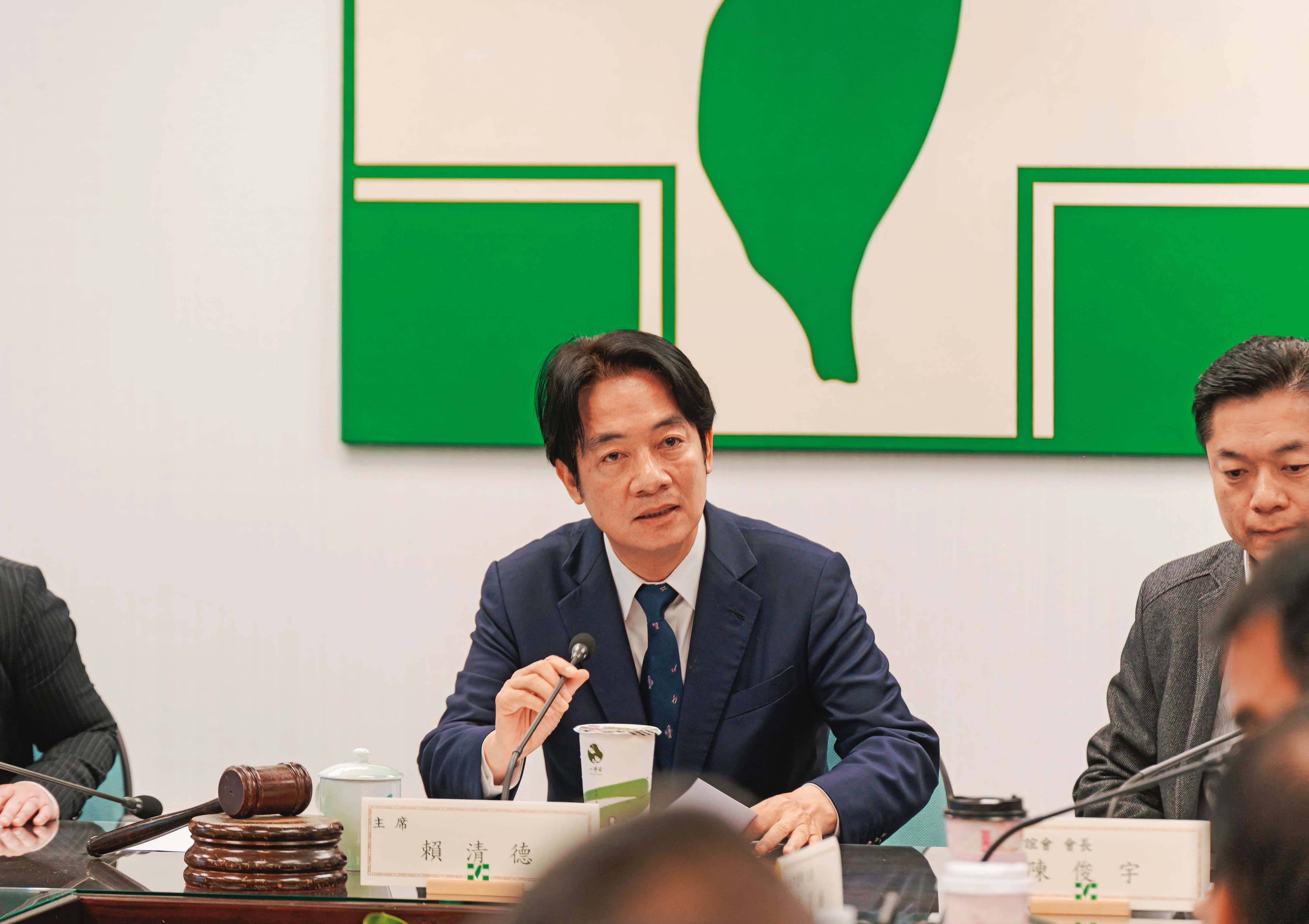 賴清德（左）就任後的首次期中選舉備受矚目，傳出黨部有意將初選提前半年。（民進黨提供）