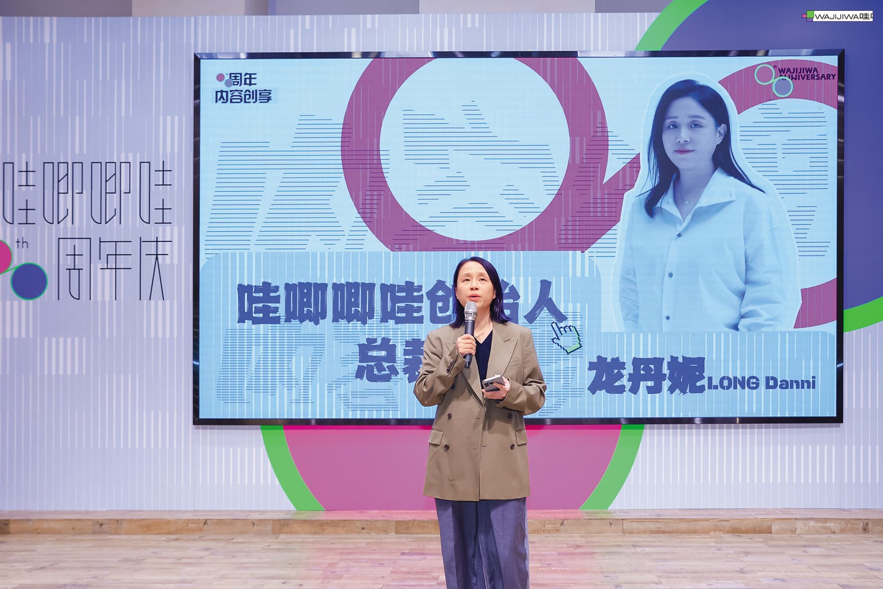	《潮熱雨季未解之謎》的出品方「哇唧唧哇」還曾出品《難哄》等爆劇，創辦人龍丹妮更是有頭有臉的大經紀人。（翻攝自哇唧唧哇微博）