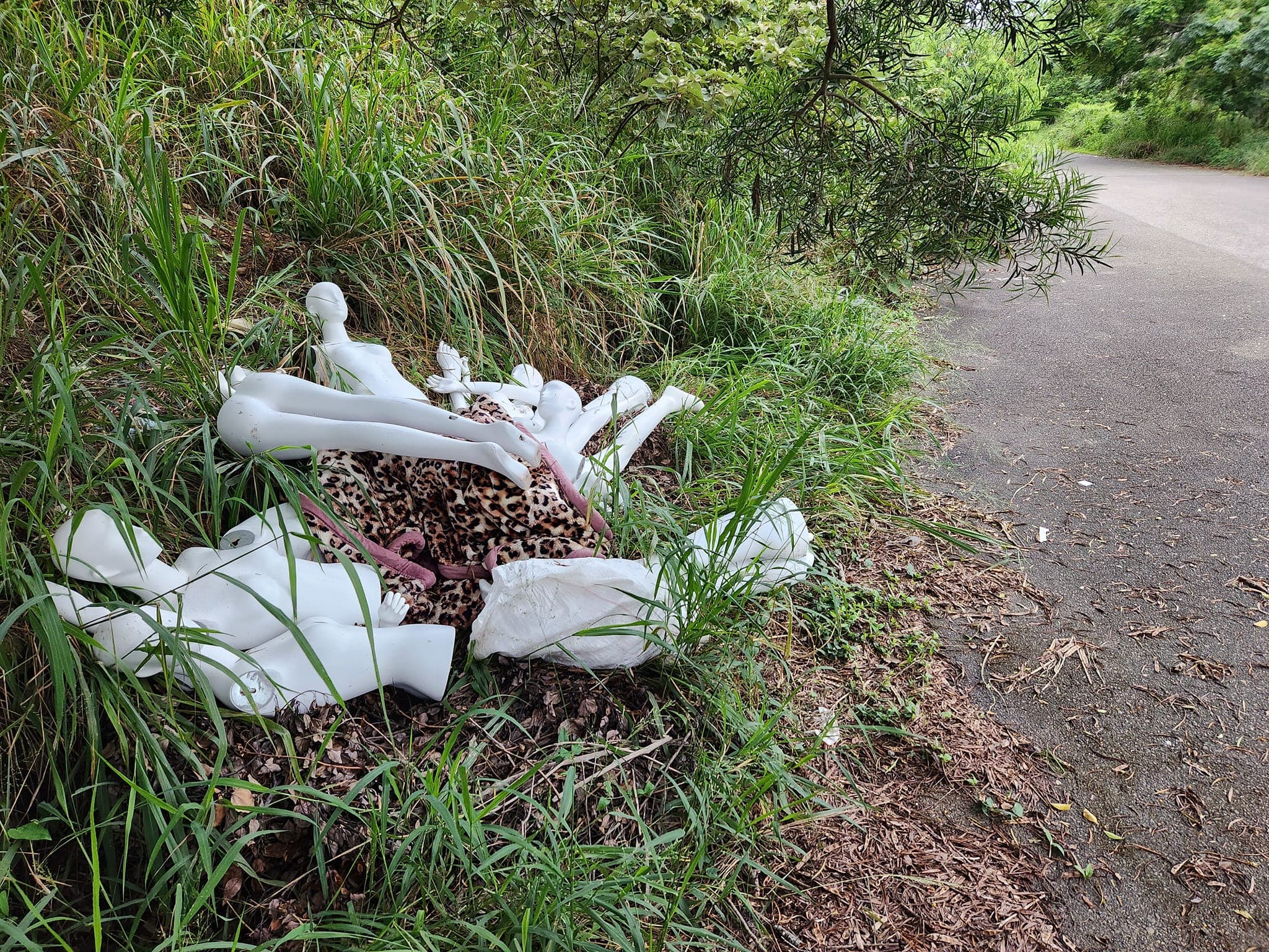白色假人被拆解路邊，網友直呼路過看到會嚇死人。（翻攝李志洋臉書）