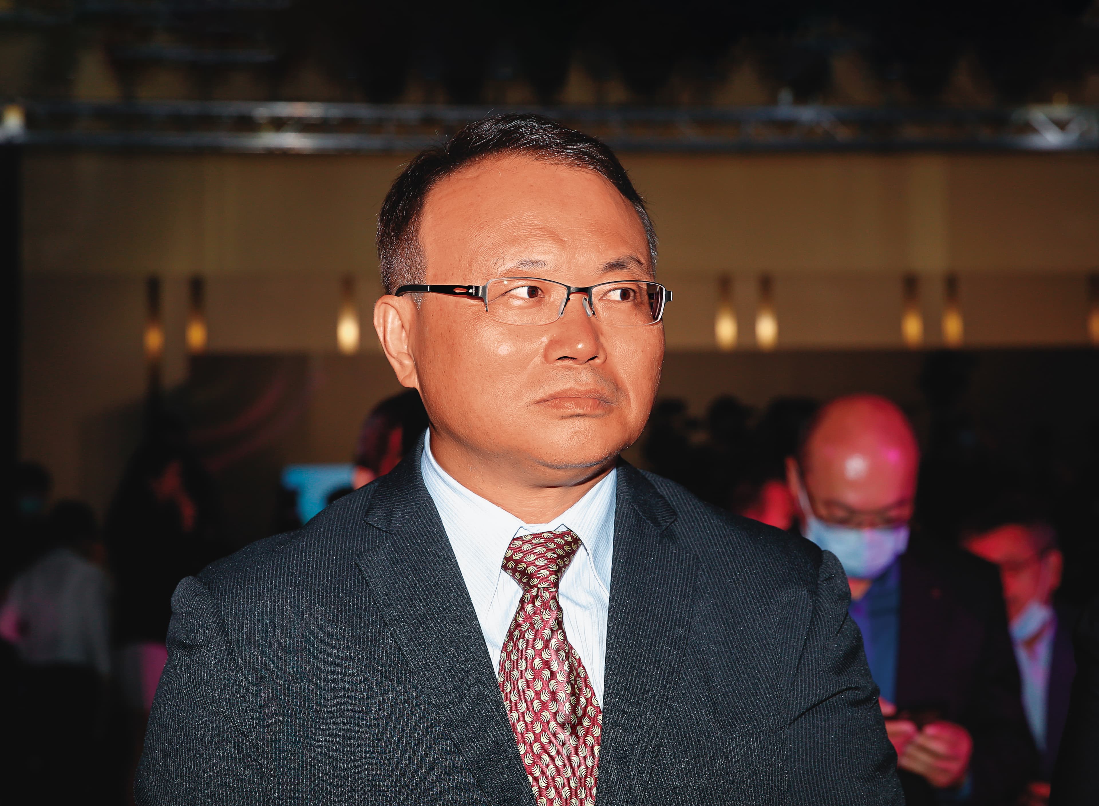 前NCC委員蕭祈宏違法擔任二五電信顧問，暗中替業者穿針引線，企圖疏通與NCC及中華電信的政商關係。