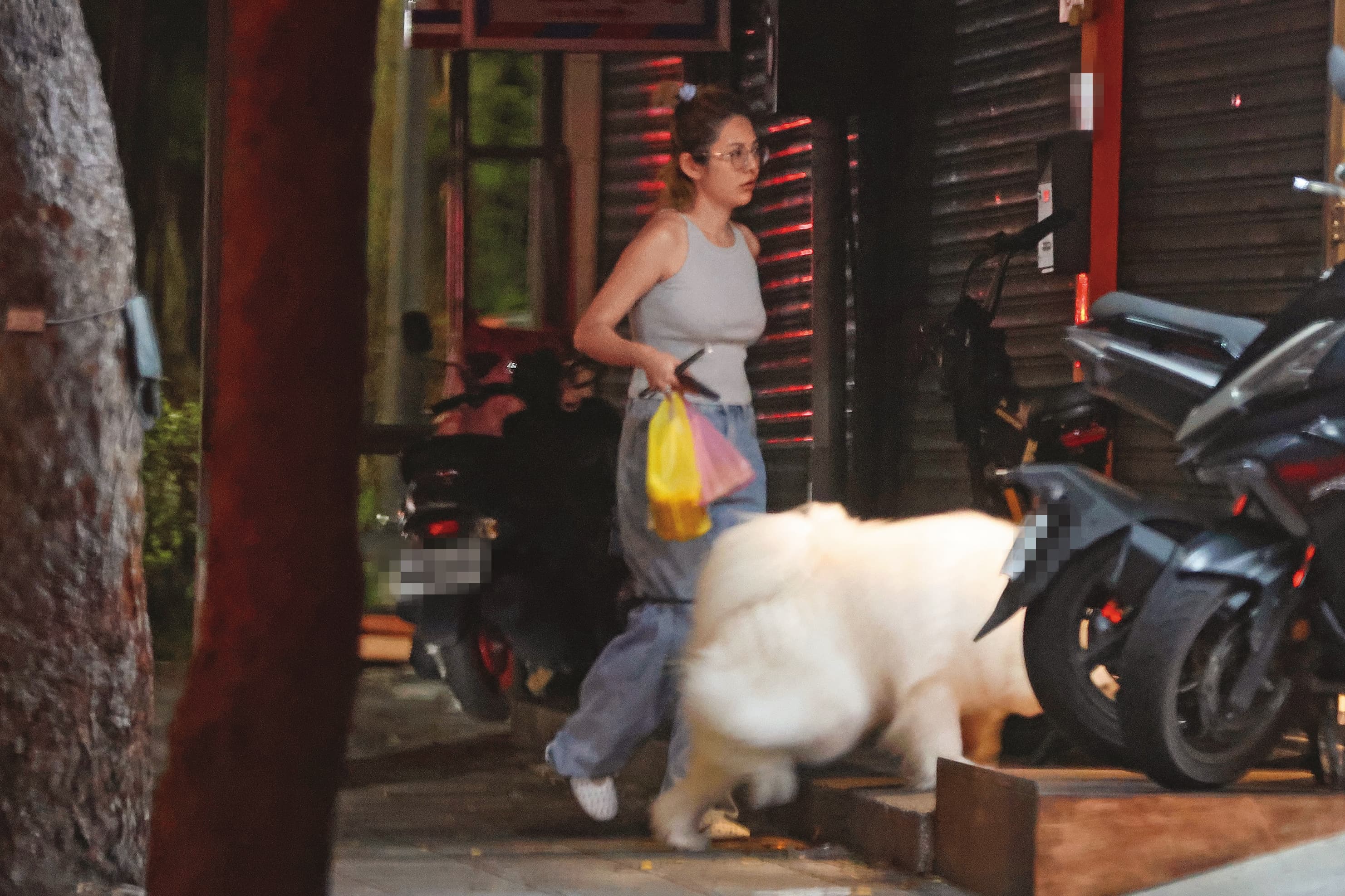 徐瑋吟牽著愛犬下了車，準備前往私人聚會。