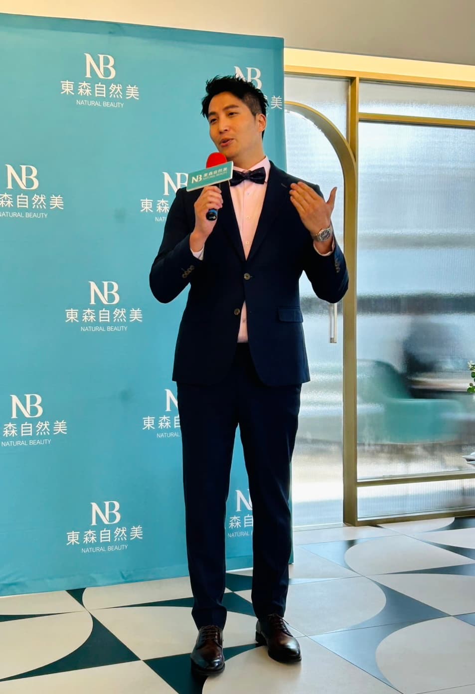 吳翔震身著正裝，戴瑞士梅花錶出席活動，充滿貴氣。（經紀人提供）