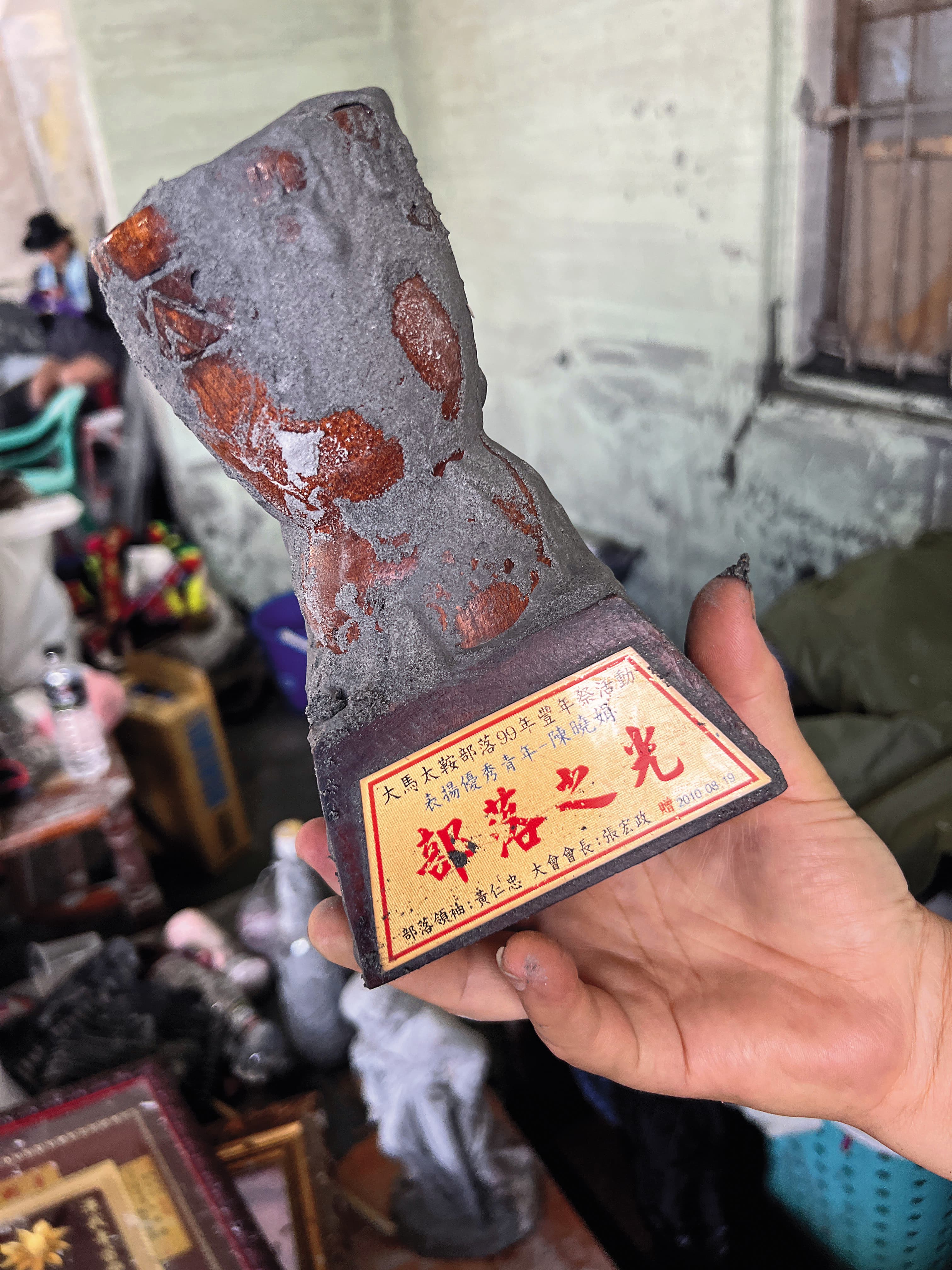 謝村花搶救出女兒陳曉娟的獎盃。（翟翺攝影）