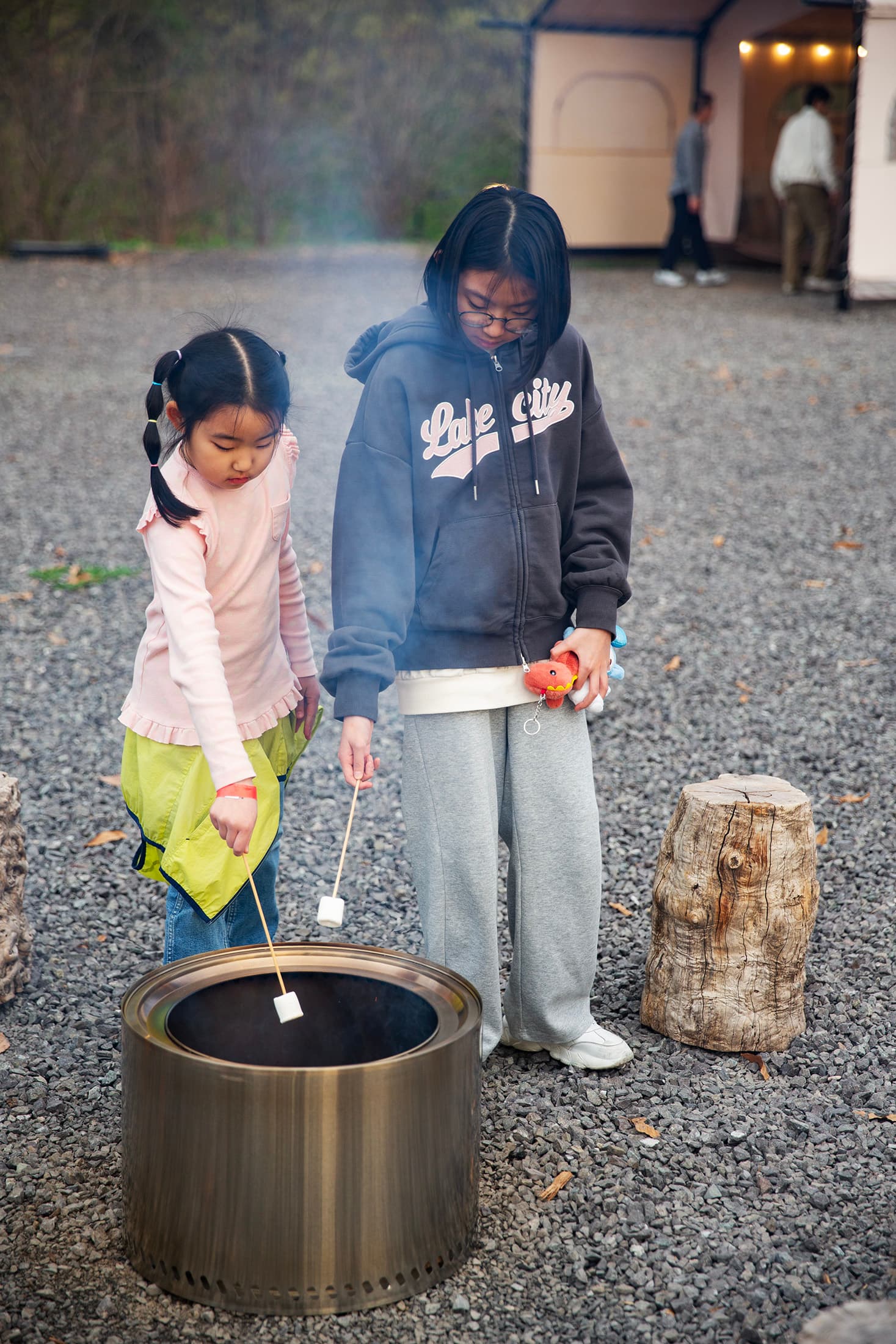 餐後甜點烤棉花糖是星空帳篷BBQ最有儀式感的完美Ending。