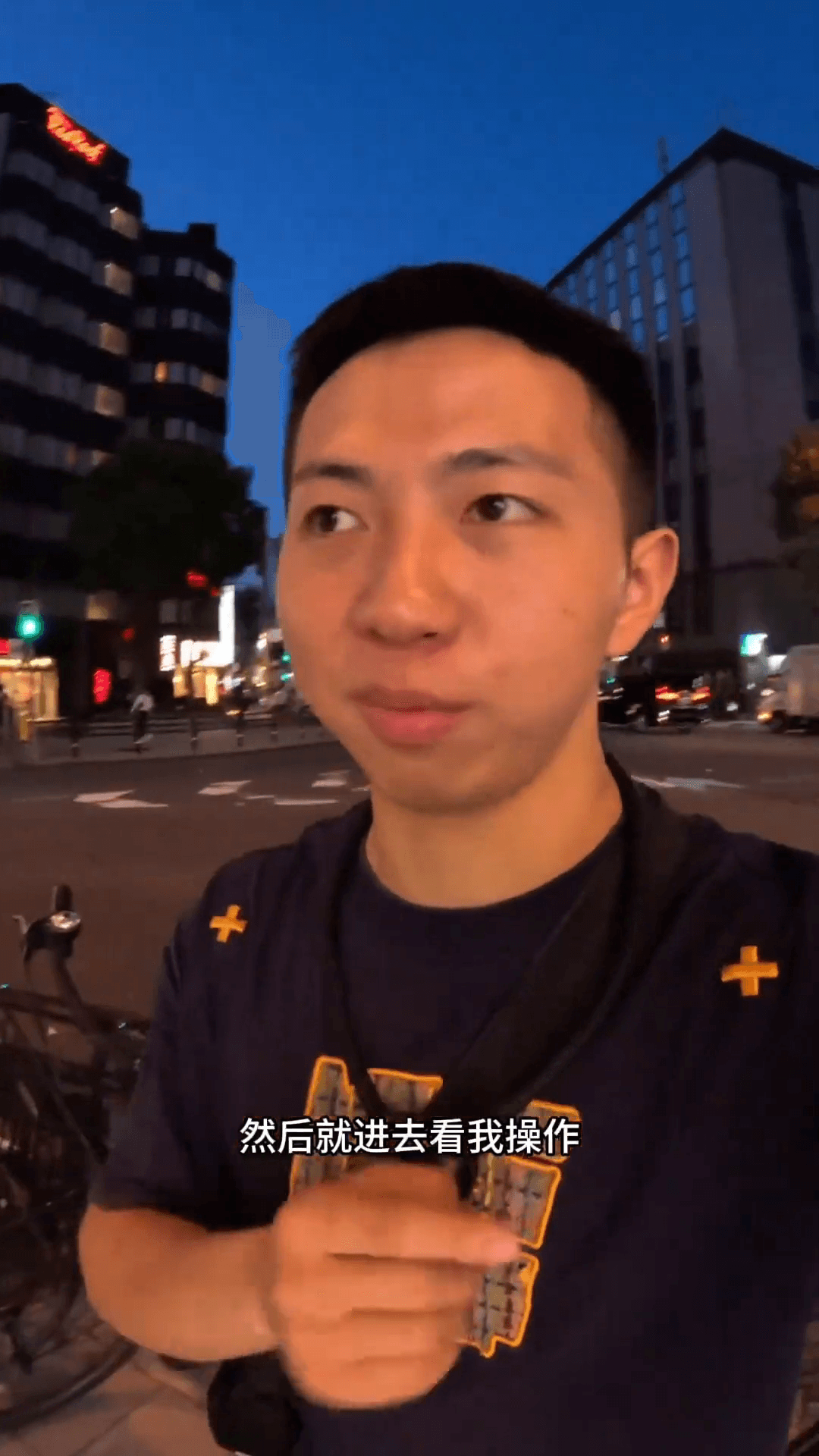 為了省錢買飲料，跑到餐廳沒點餐就狂灌茶水。（翻攝自一棵樹YT頻道）