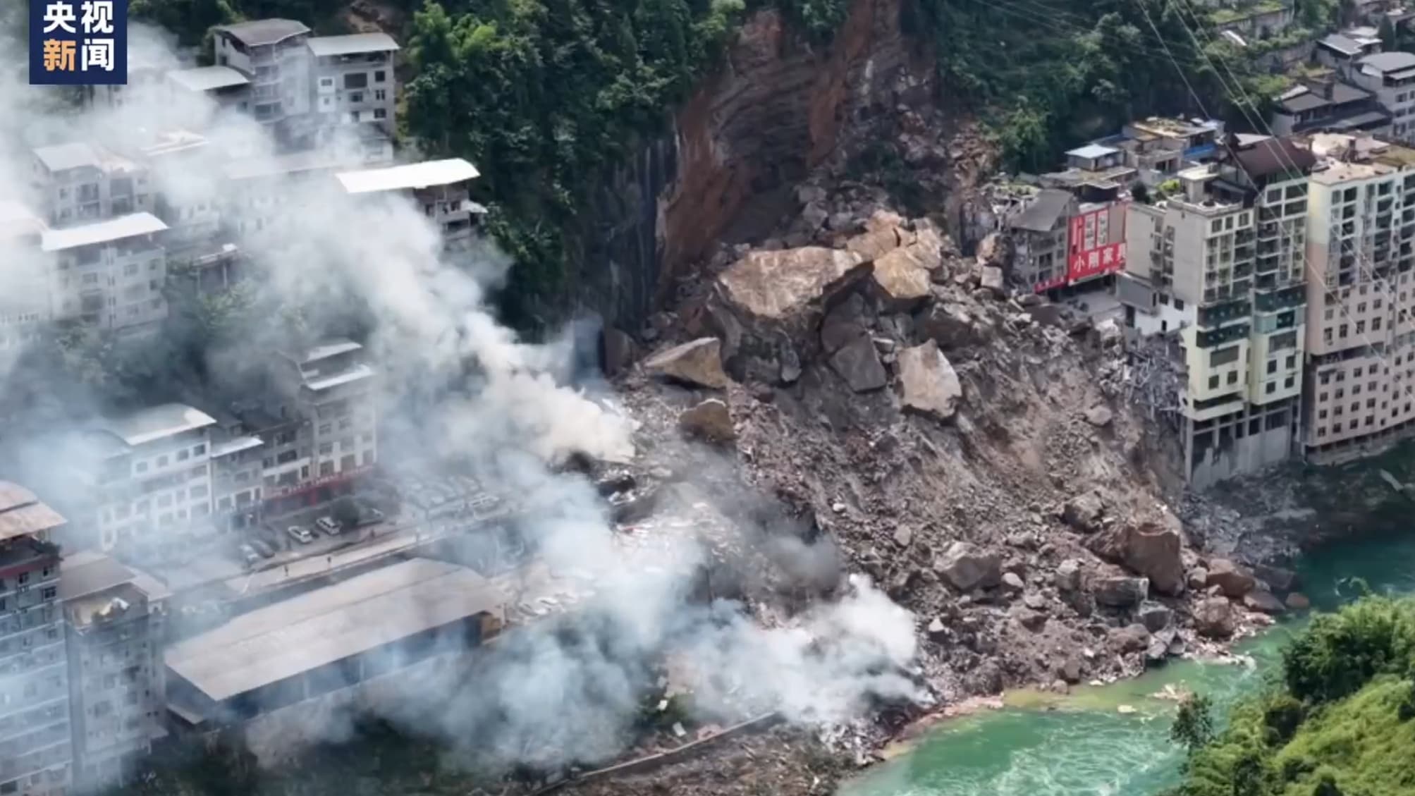 中國重慶彭水發生山崩，多棟建築物遭土石沖垮淹沒，現場畫面令人怵目驚心。（翻攝自X）