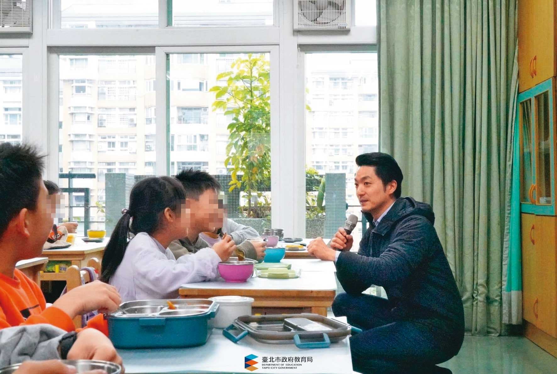 台北市2所國小驚爆性醜聞，家長籲市長蔣萬安（右）確保校園安全。圖為蔣萬安至校園參訪，非本案當事學童。（翻攝台北市教育局臉書）
