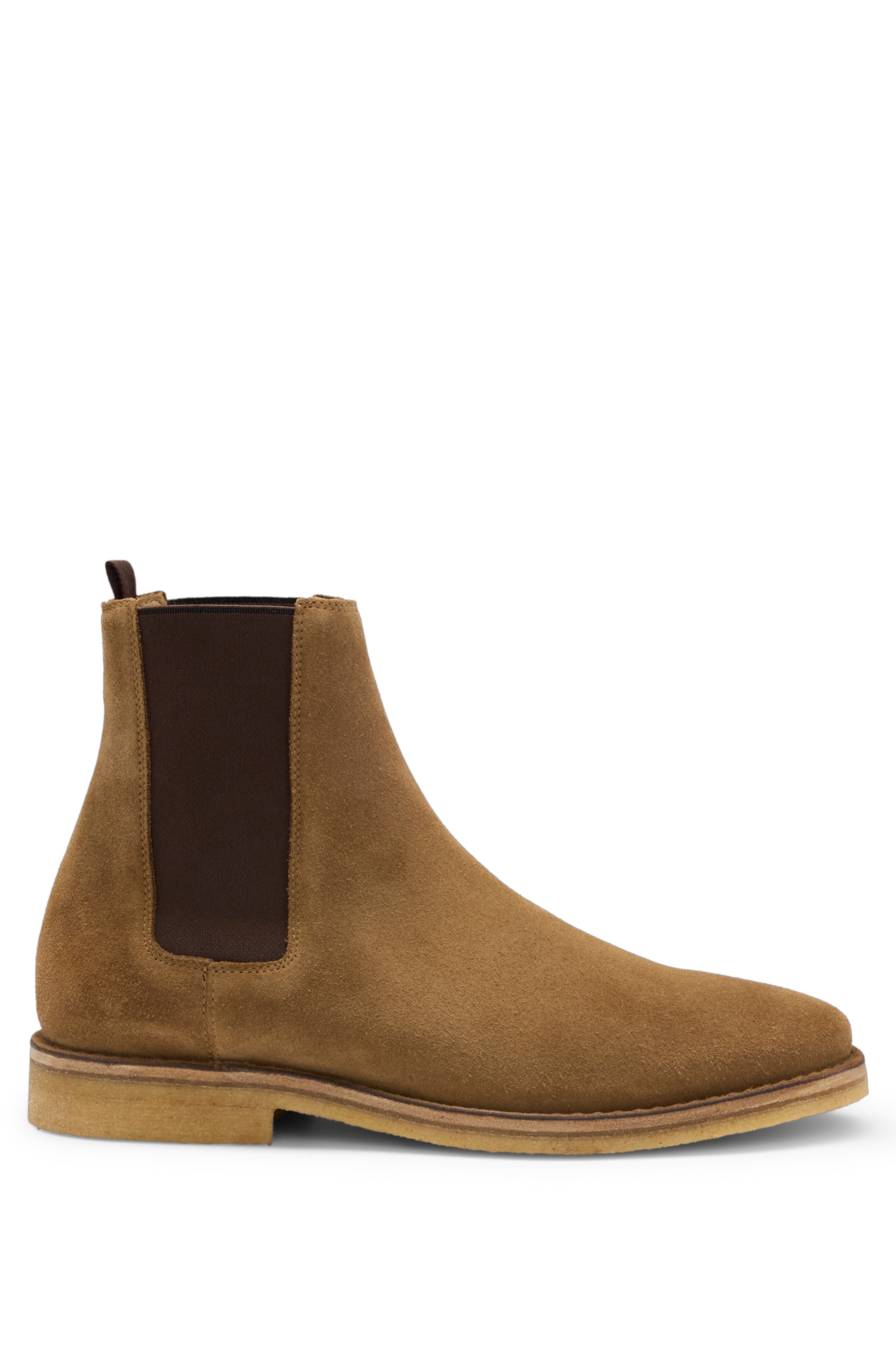 BECKHAM x BOSS系列駝色麂皮切爾西短靴。NT$15,400（BOSS提供）