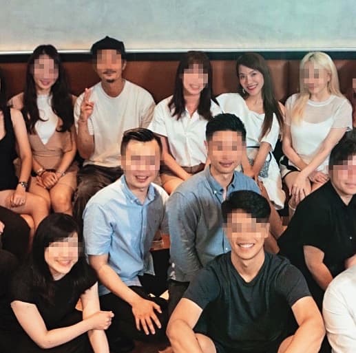 小優（上排右二）常帶男友（上排左二）參加自己的社交圈活動，但拍照時又會刻意隔開男友。（讀者提供）