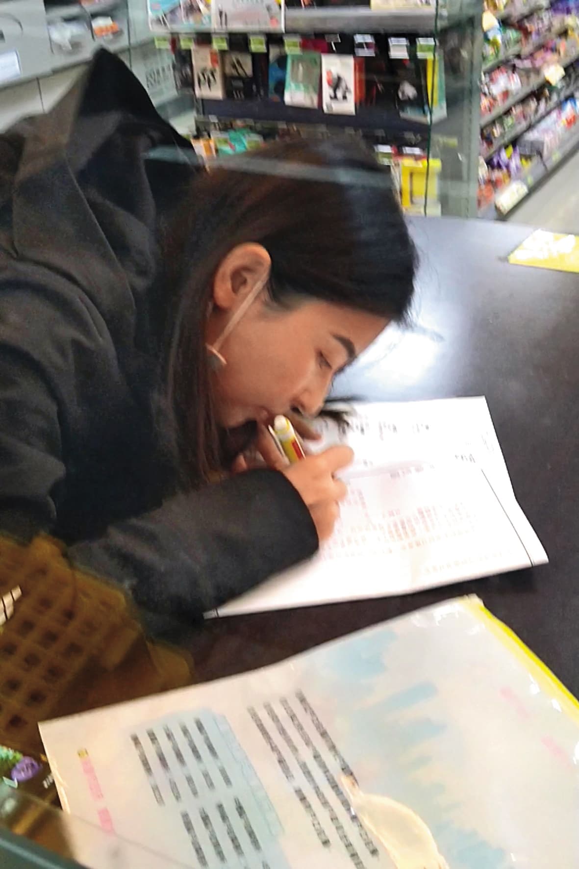 夏米雅辦理「假離婚」在離婚證書的配偶、證人欄上擅自簽名，全程都被韓先生錄影存證提告。（韓先生提供）