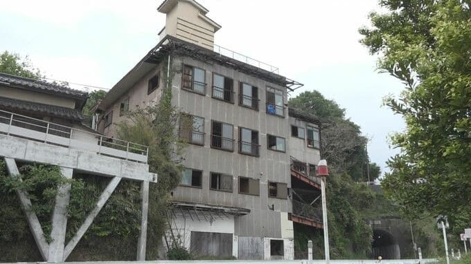 男子當時到這棟廢墟「探訪」，卻意外發現一具女子遺體。（翻自itainews.com）