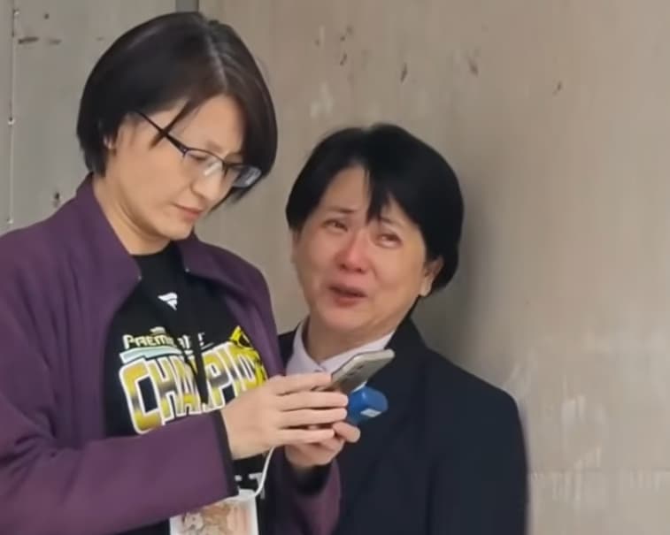 白委邱慧洳協商後在場外崩潰痛哭。（鏡新聞）
