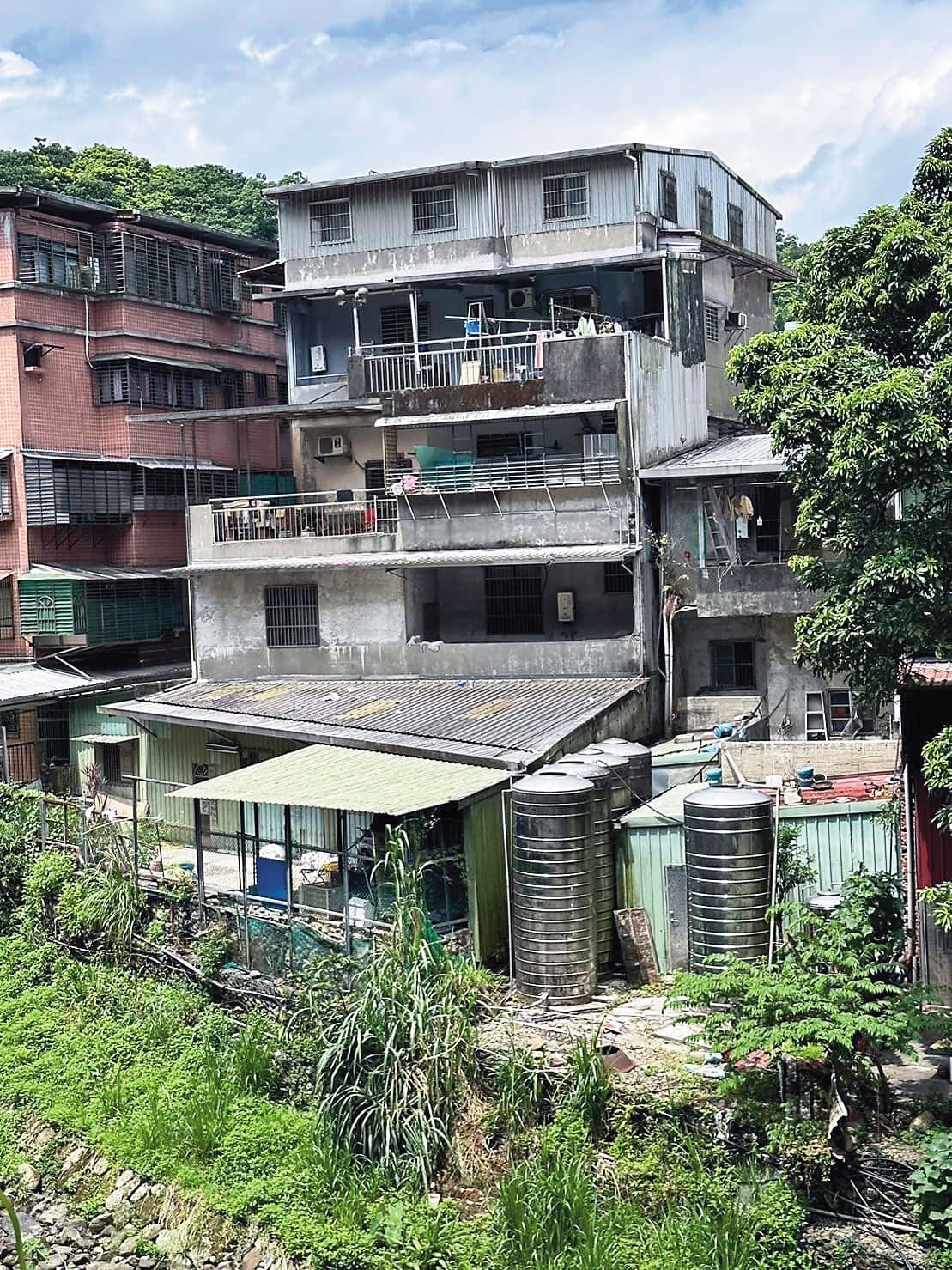 黃國昌汐止老家（圖）遭踢爆侵占國有地，恐涉竊占罪，待司法單位查明真相。（翻攝新北市議員張錦豪臉書）