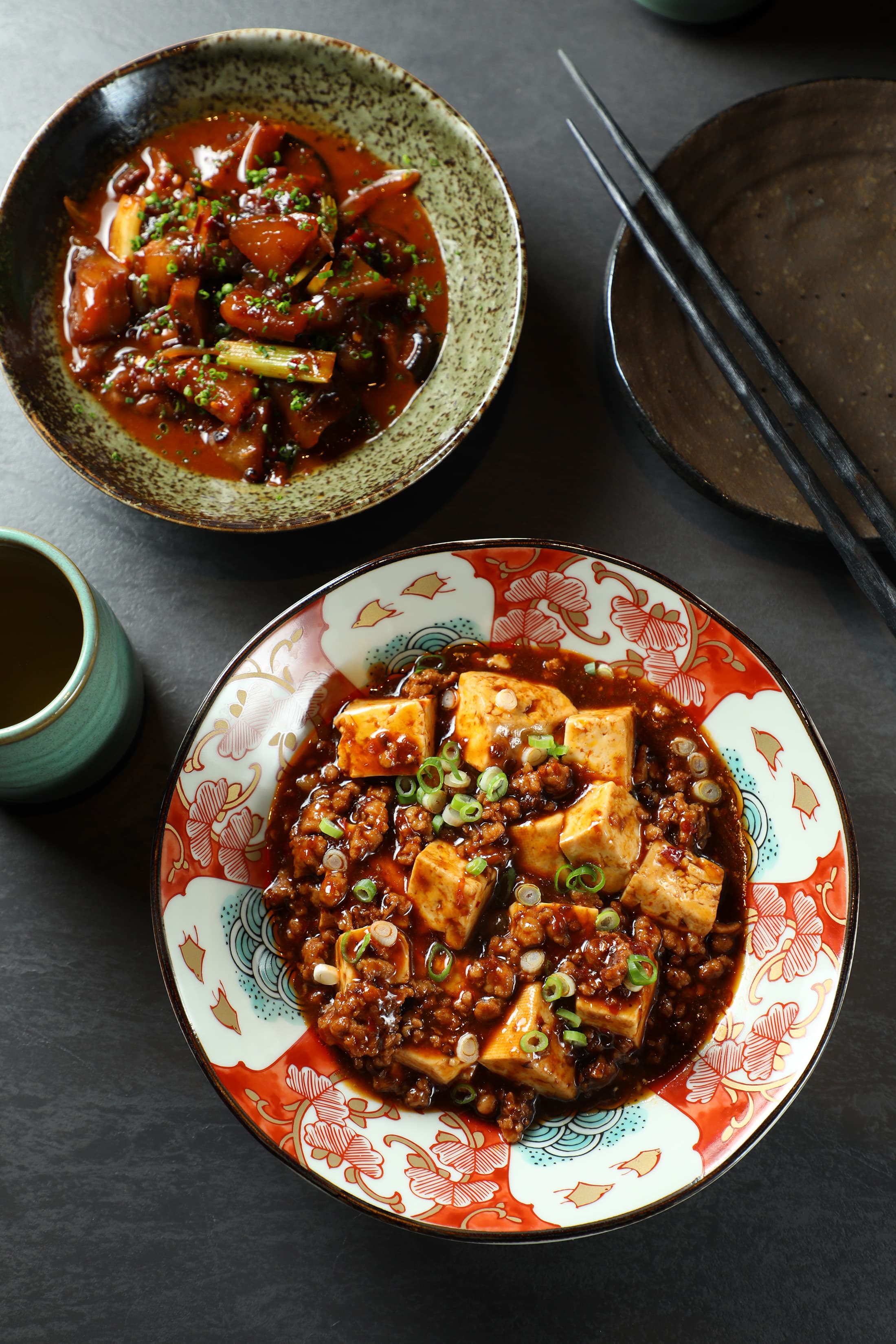 人氣餐點「麻婆豆腐」（前，320元／份）與老派下酒菜「辣味噌牛筋」（後，360元／份）都是Richie在日本旅行時記憶深刻的菜餚。