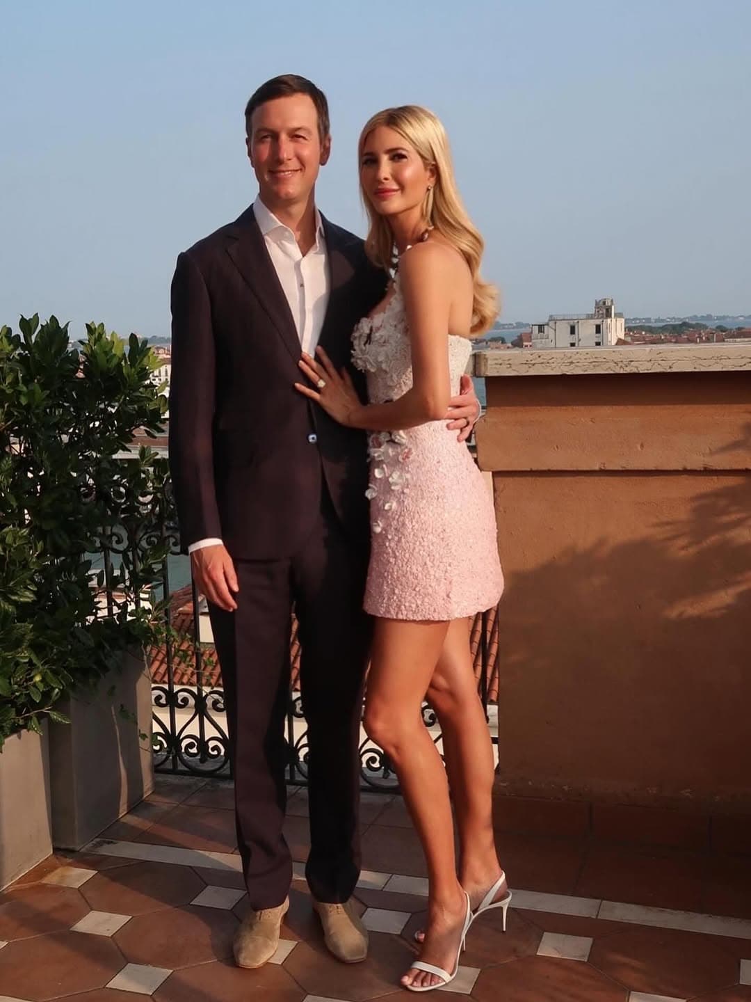 伊凡卡穿Oscar de la Renta櫻花主題小禮服，少女感十足。（翻攝ivankatrump IG）