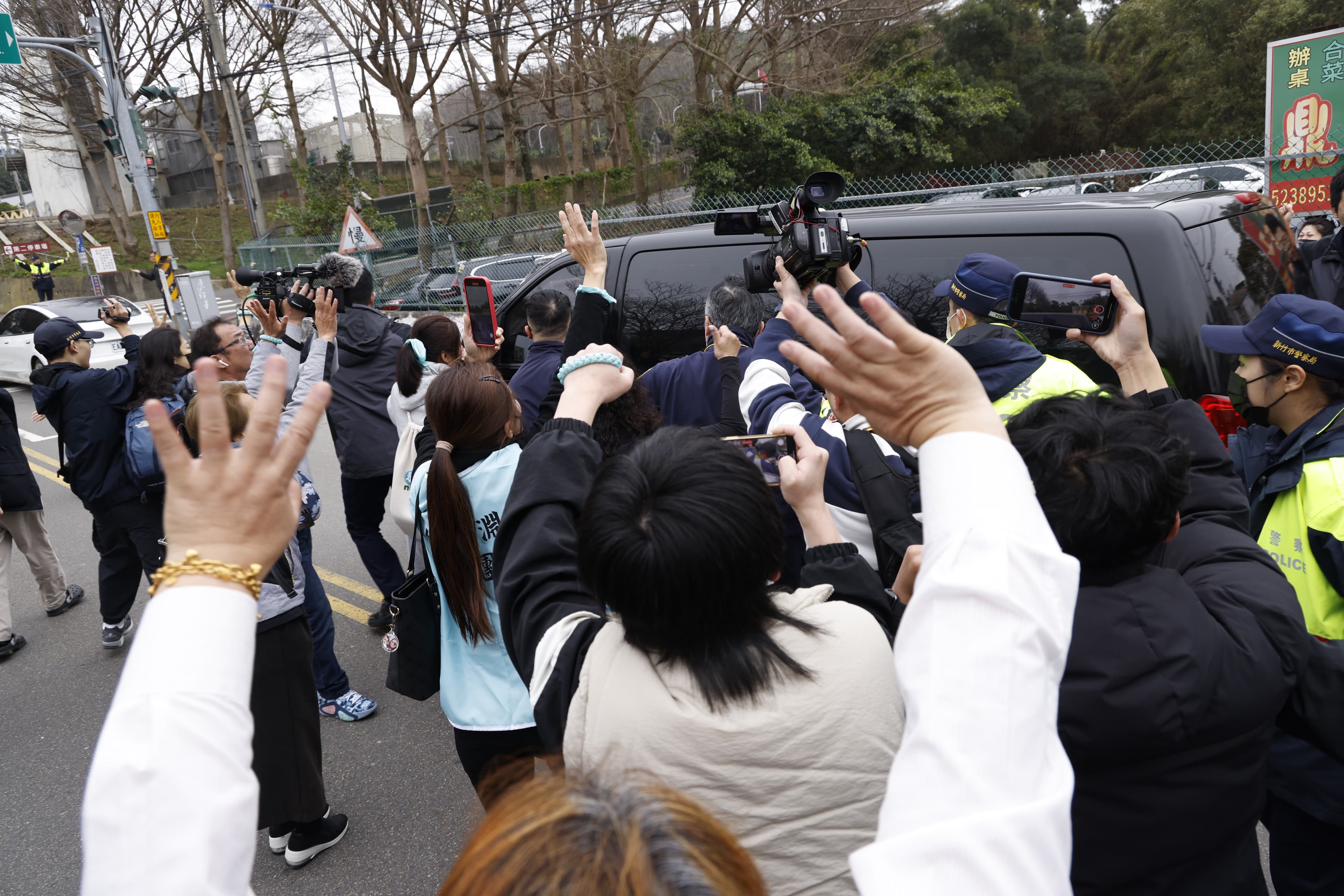 小草們追柯文哲囚車喊「阿北加油」。
