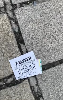 網友在巴黎羅浮宮外發現一張來自台灣7-11的發票，引起超過百萬人關注。（翻攝自Threads / stay._.hyj）