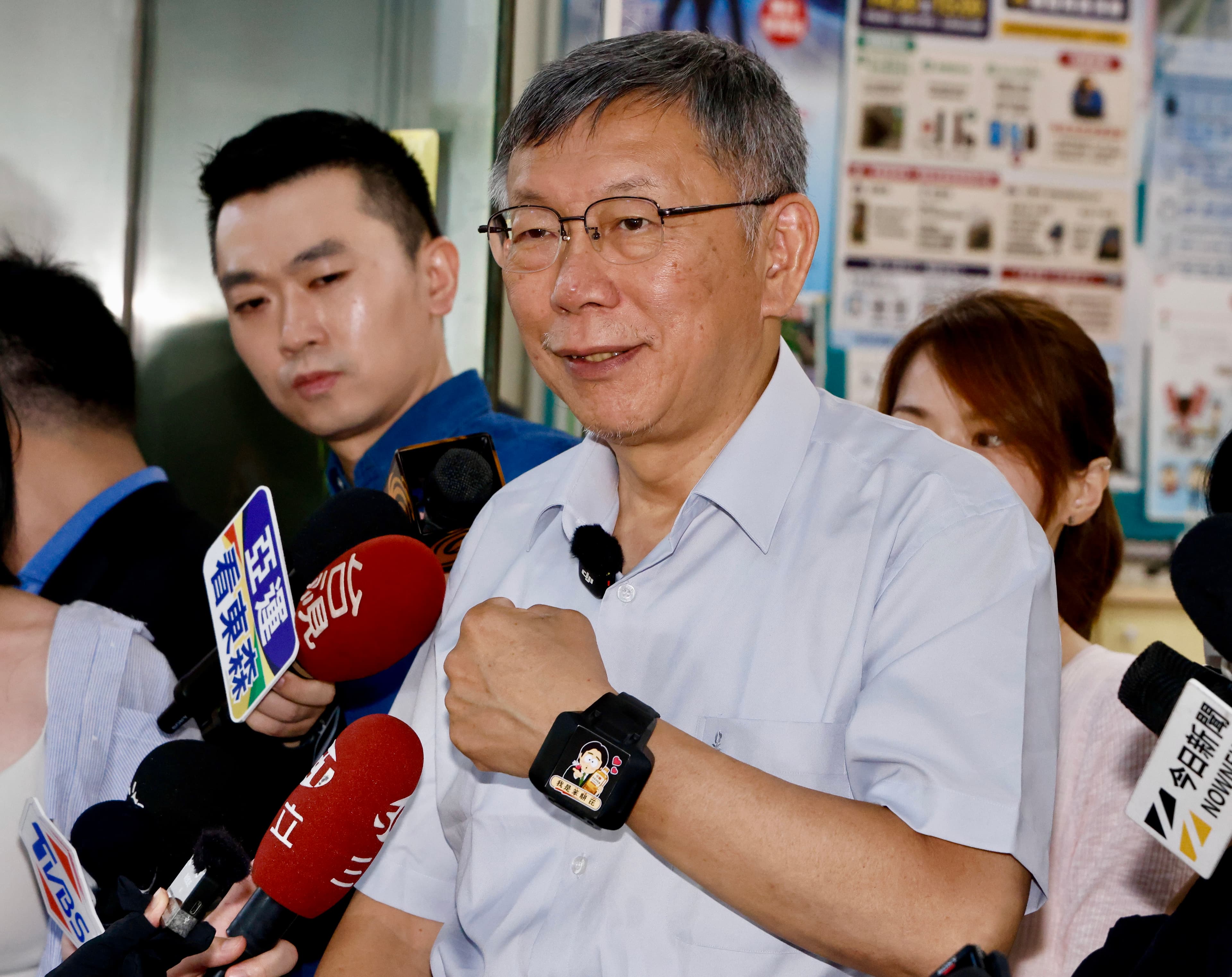 柯文哲更換電子手環後，受訪時迫不及待向媒體「展示」。