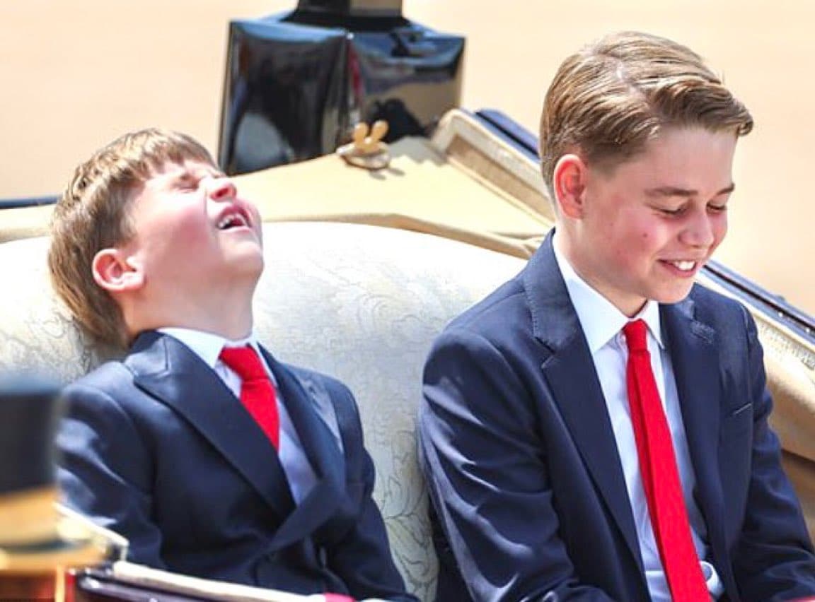 路易王子（左）表情包再度上線，連哥哥喬治王子（右）也笑了。（翻攝X@TribesBritannia）