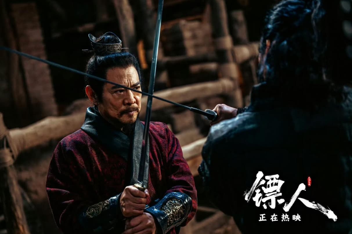 為了支持師弟吳京，李連杰特別力挺對方，參演吳京擔任監製並主演的電影《鏢人：風起大漠》。（翻攝自鏢人官方微博）