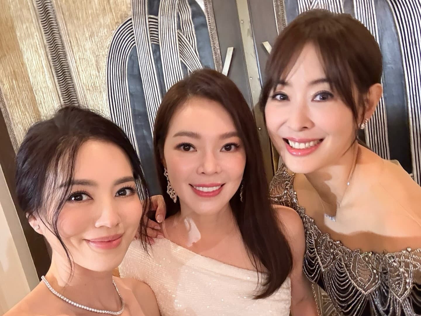 曾馨瑩（中）和賈永婕（右）交情甚好。（翻攝muchieh IG）