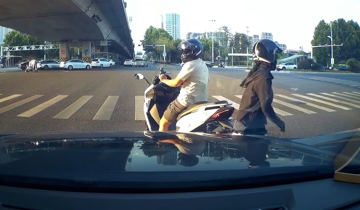 近日一段行車紀錄器畫面在臉書廣傳引發熱議，影片錄下騎士反覆催油門急煞想吃後座女生豆腐，女子最後受不了跳車閃人。（翻攝自吃吃喝喝又一天臉書）