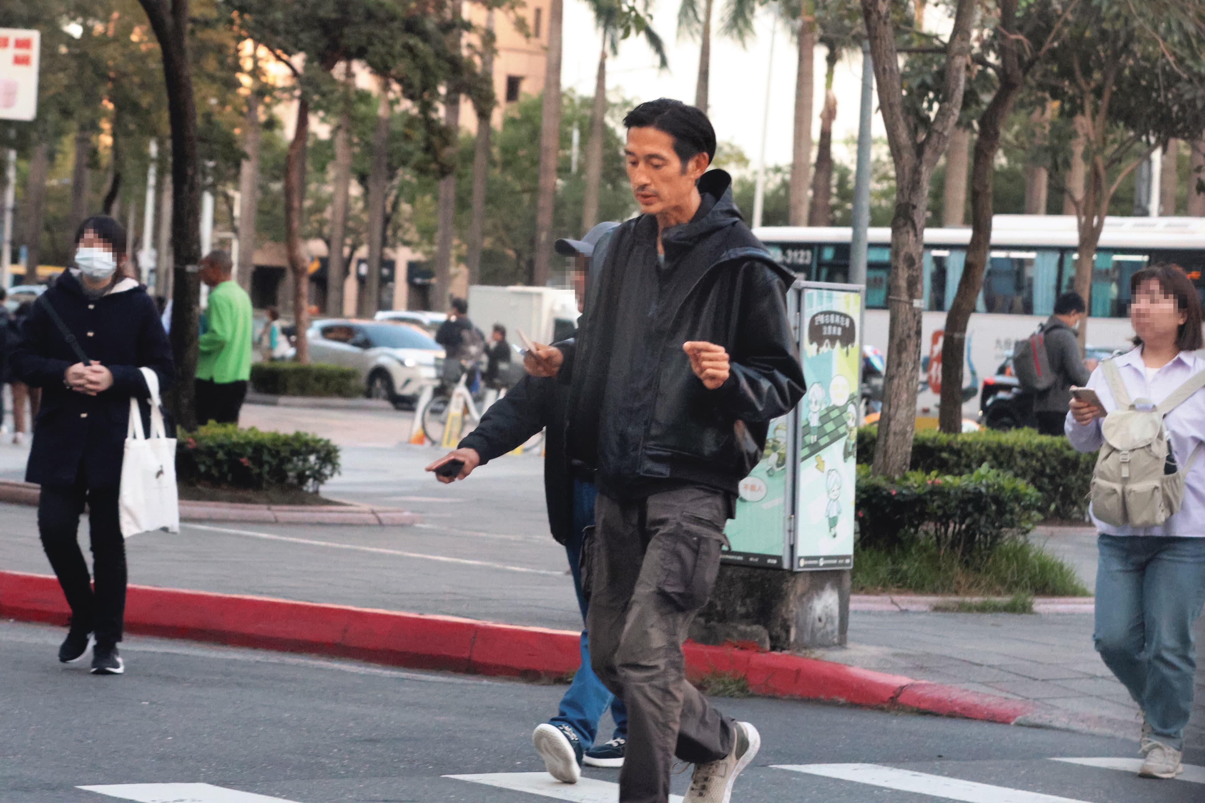 雖然吳尊之前來台看周杰倫演唱會，被形容像唐治平；不過本刊拍到的唐治平其實長得沒那麼像吳尊。