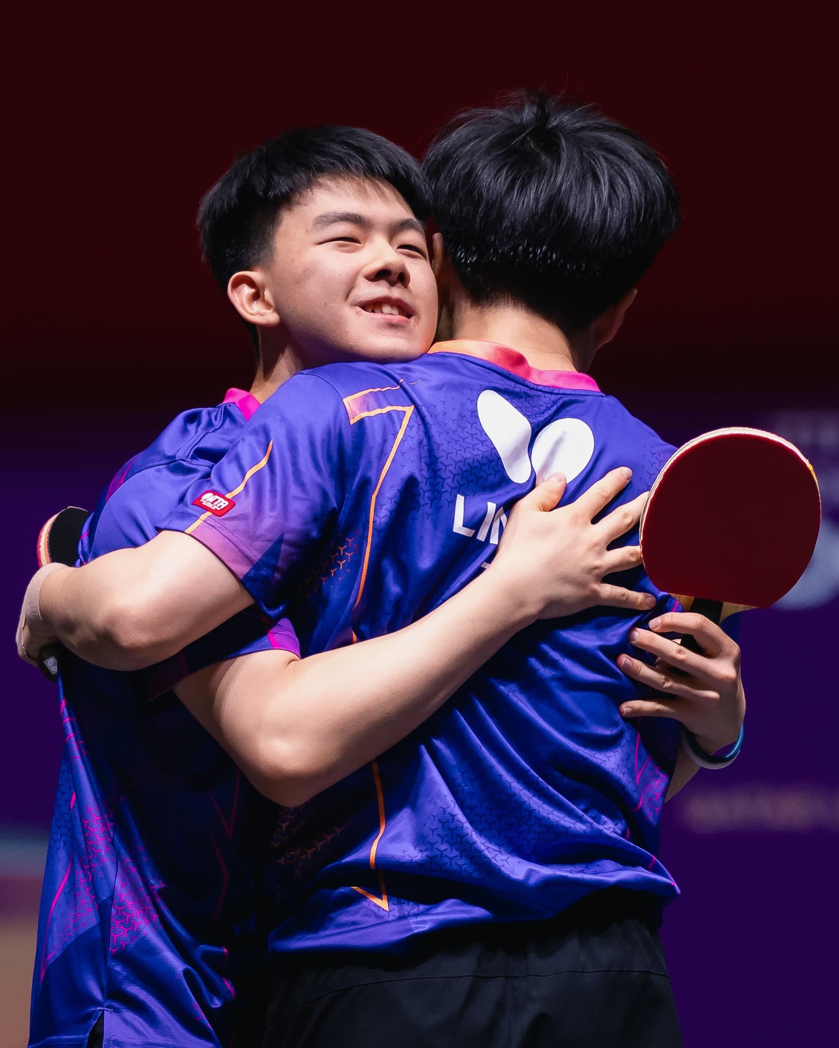 柚香林萌組合闖入金牌戰，兩人賽後開心擁抱。（翻攝World Table Tennis 臉書）