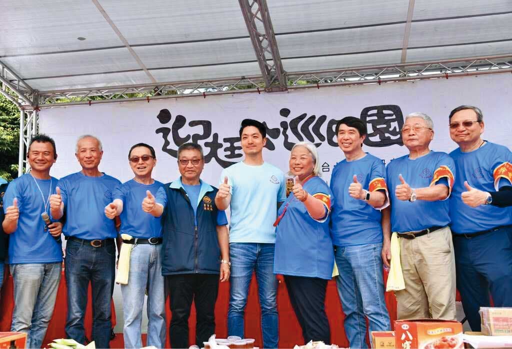 台北市長蔣萬安（中）去年出席木柵忠順廟迎尪公巡田園活動，稱尪公是「保儀大夫」。（北市府提供）