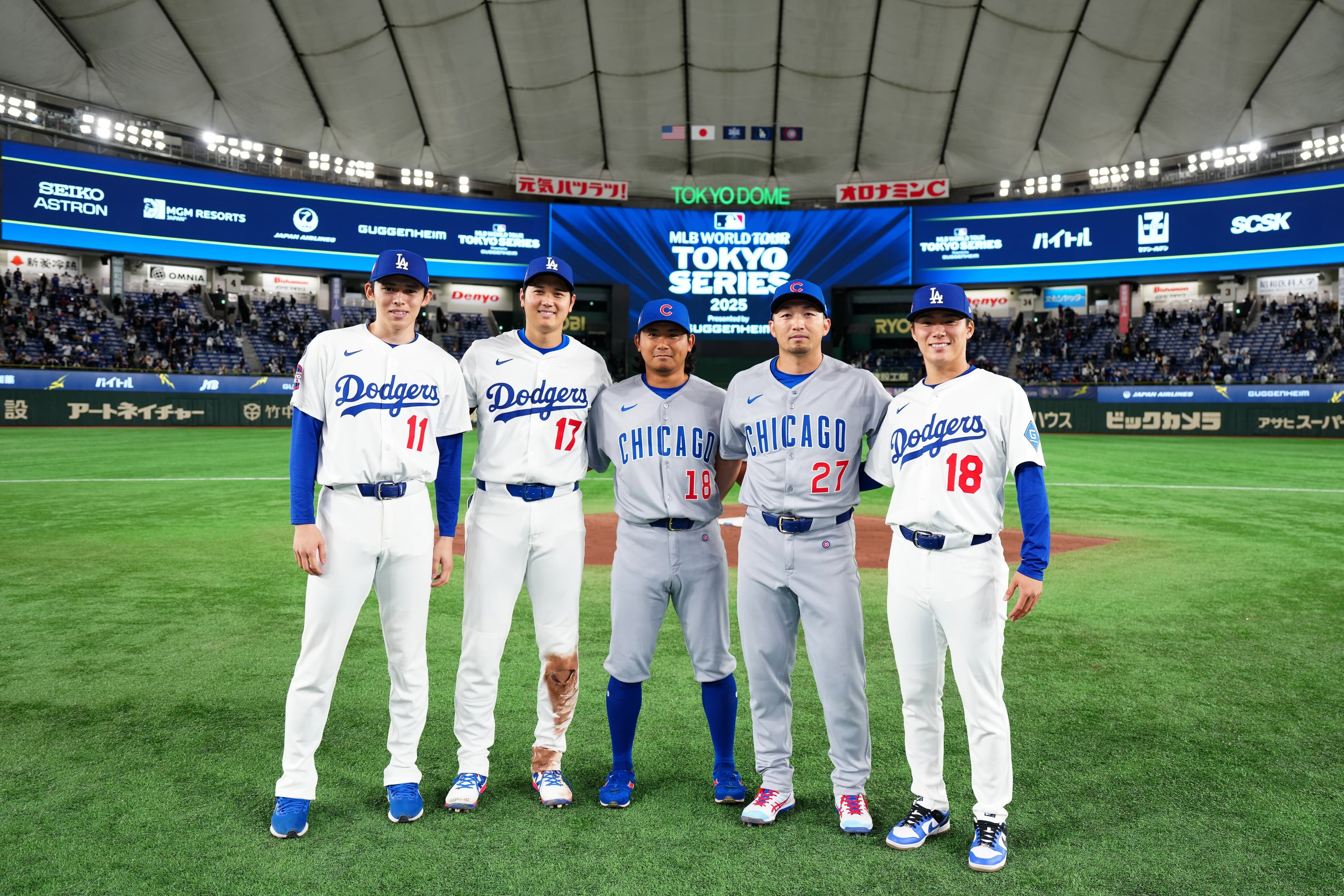 道奇、小熊陣中的日本球員賽後在東京巨蛋合影留念。左起為佐佐木朗希、大谷翔平、今永昇太、鈴木誠也，山本由伸。（翻攝自MLB X）