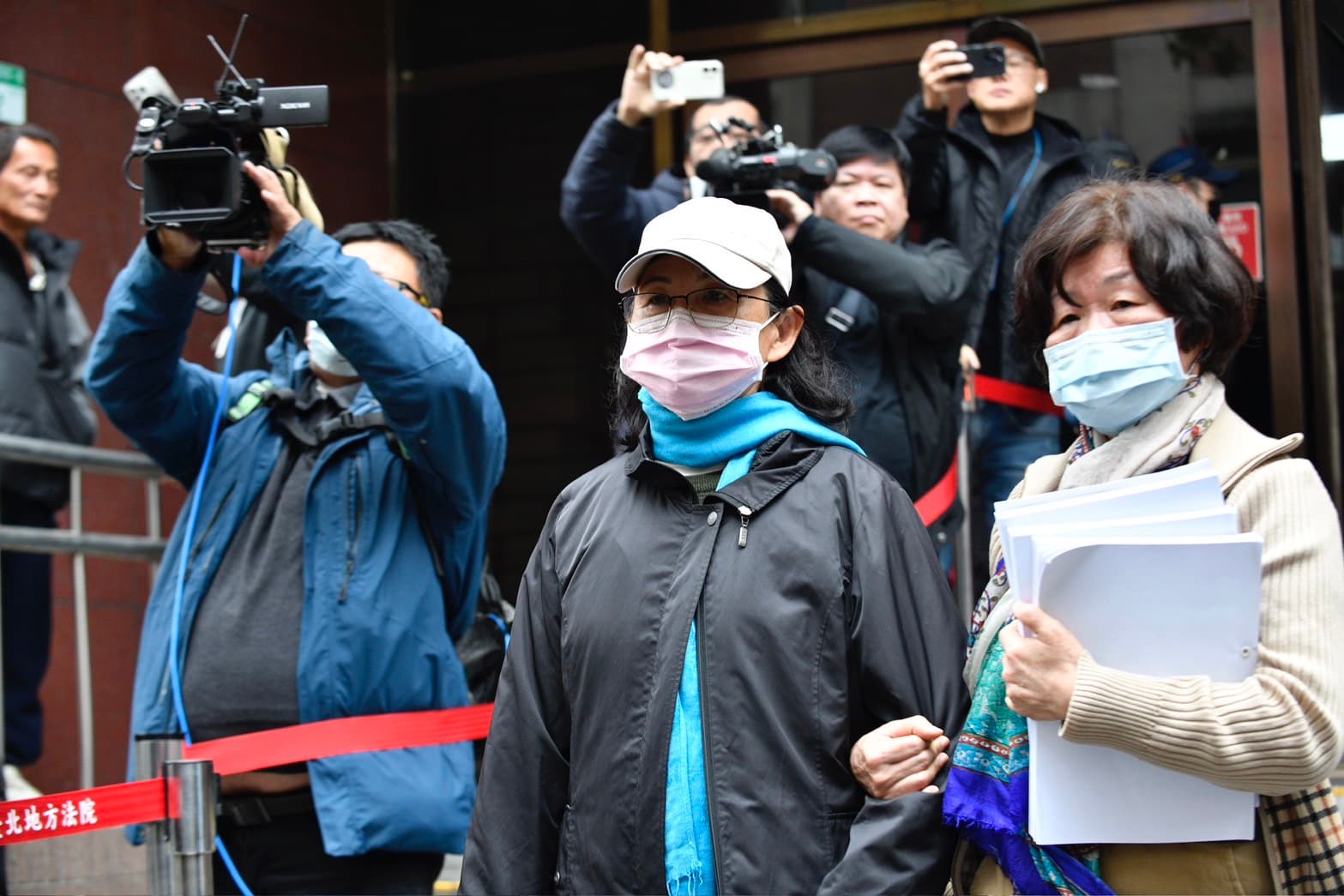 彭振聲在律師及家屬協同下繳交500萬元保釋金，其妻子在外迎接。