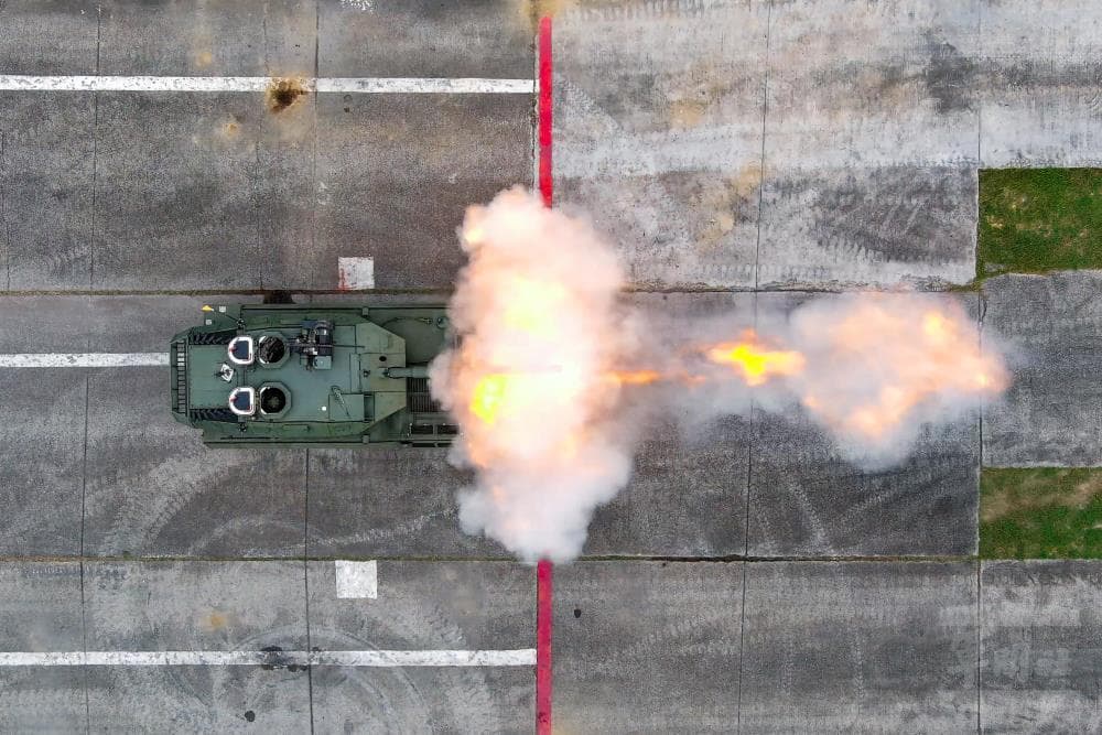 國造105公厘輪型戰車獵豹今日進行公開試射。（軍聞社提供）