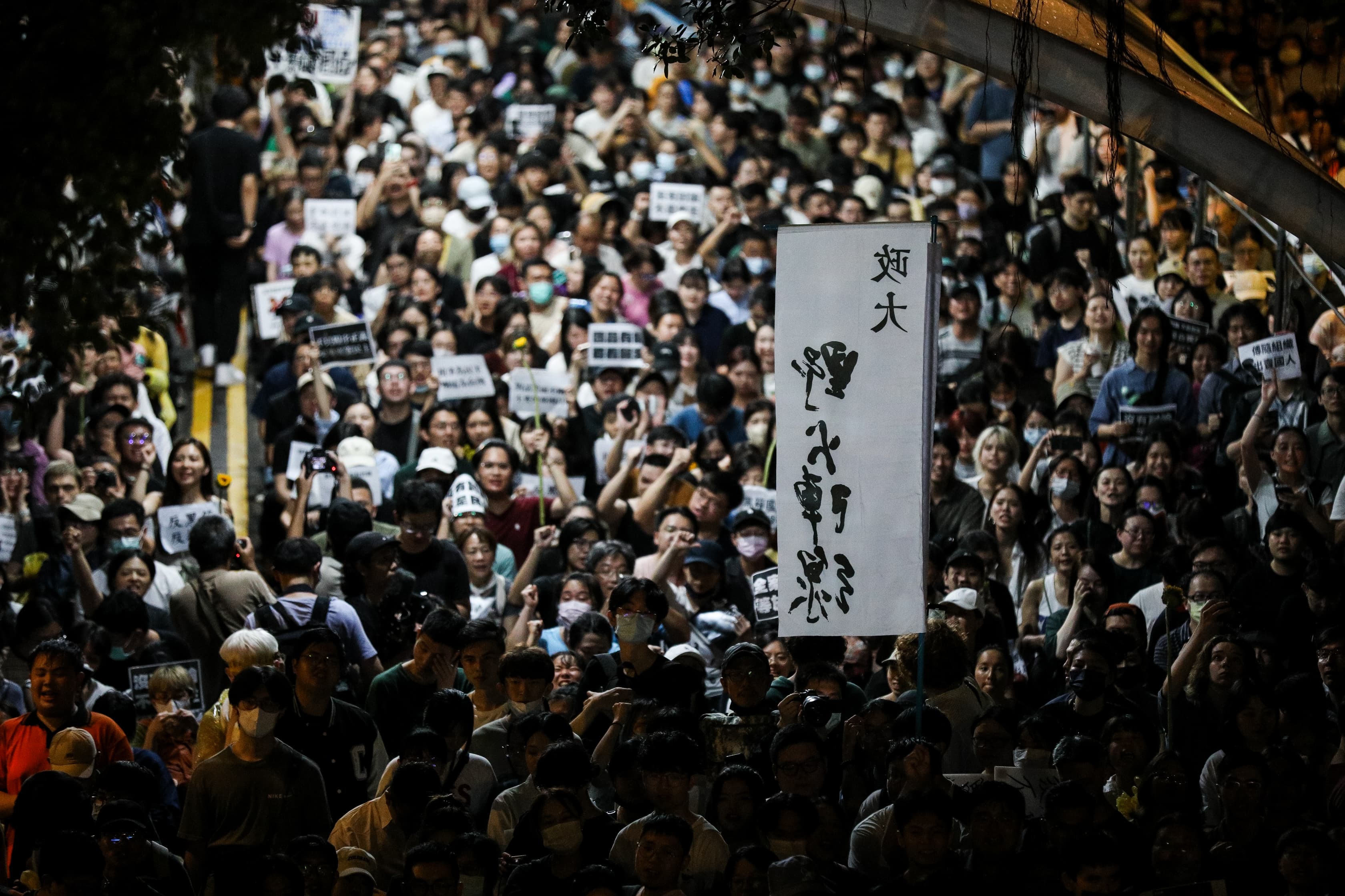 場外也聚集許多剛下課的學生，深夜越多年輕人走上街頭熱血聲援。