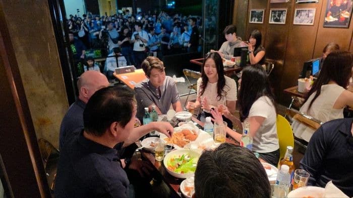 黃敏珊（右起）、崔允禎，兩大千金有說有笑。（翻攝SK Telecom）
