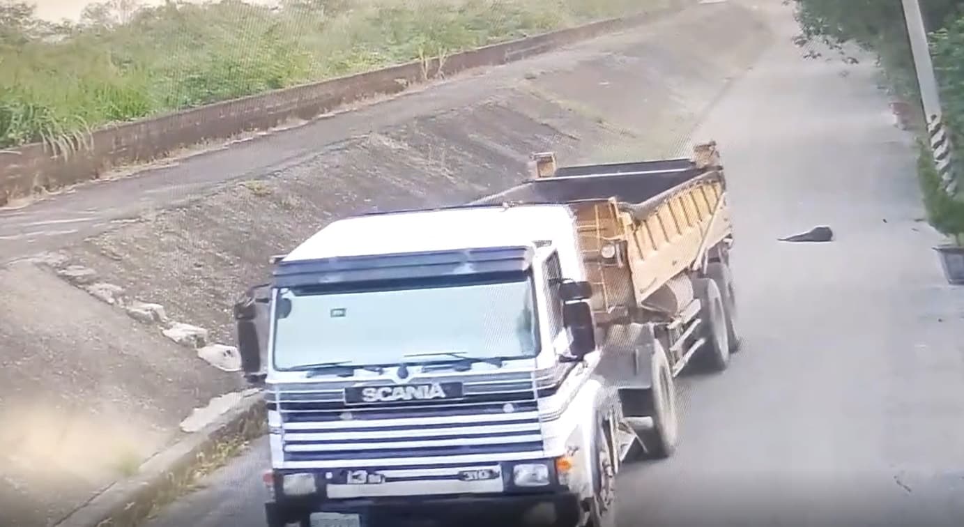 嘉義縣一輛砂石車13日清晨殘忍輾斃路邊小黑狗，警方正積極聯繫司機到案說明。（當地居民提供）