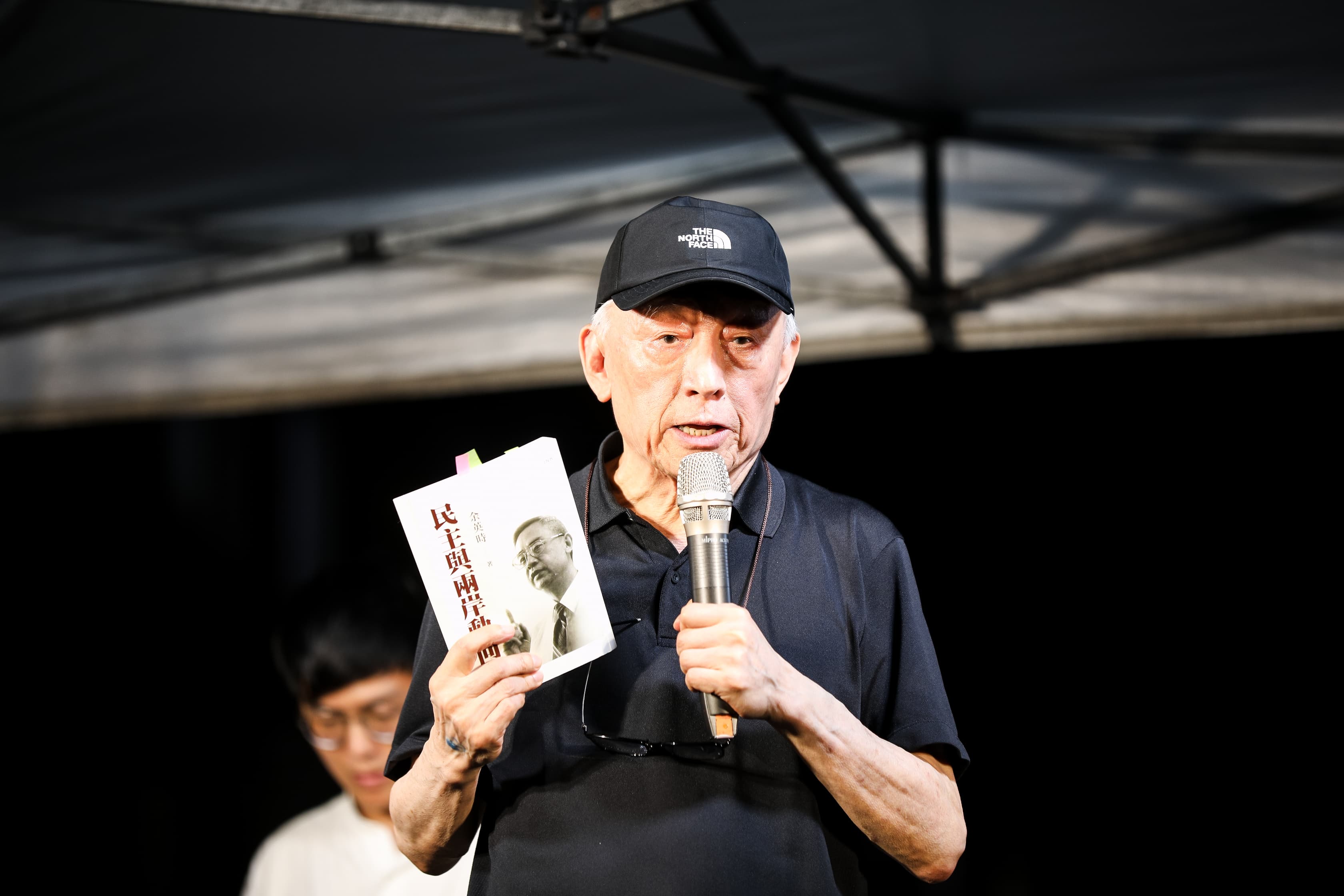聯電創辦人曹興誠晚間也親自到立法院外聲援。