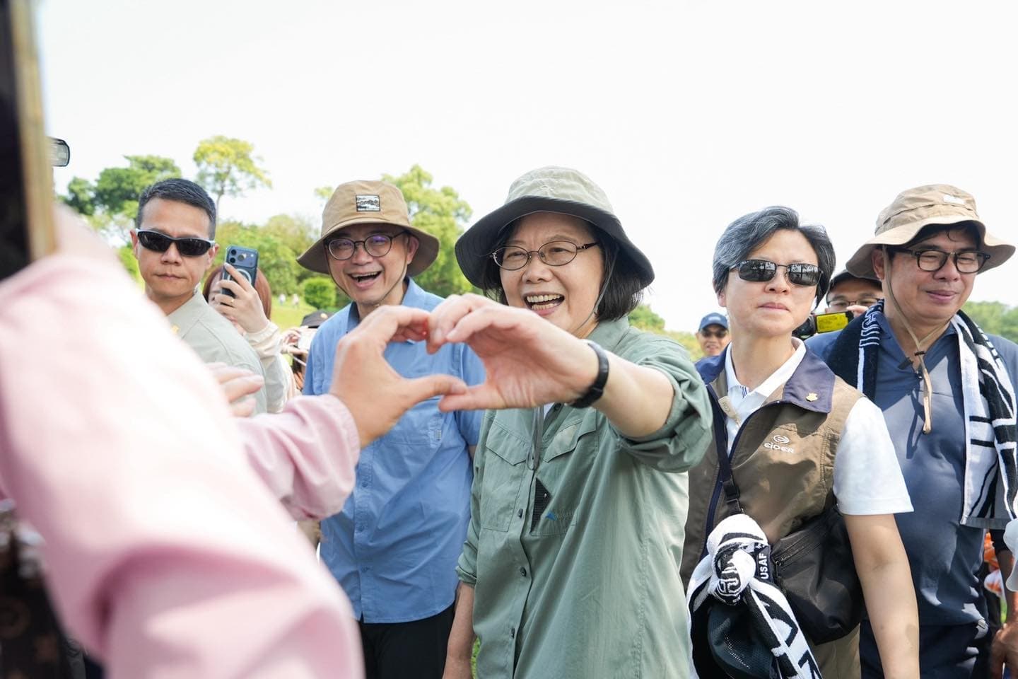 蔡英文南下人氣無法擋,比愛心OK的啦。(賴瑞隆辦公室提供)