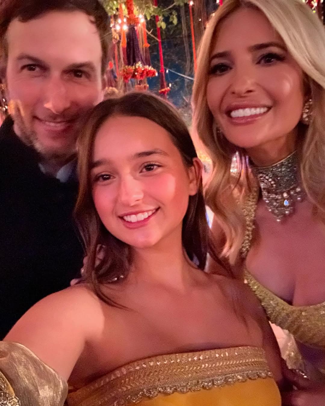 阿拉貝拉（中）與爸爸庫許納、媽媽伊凡卡。（翻攝ivankatrump IG）