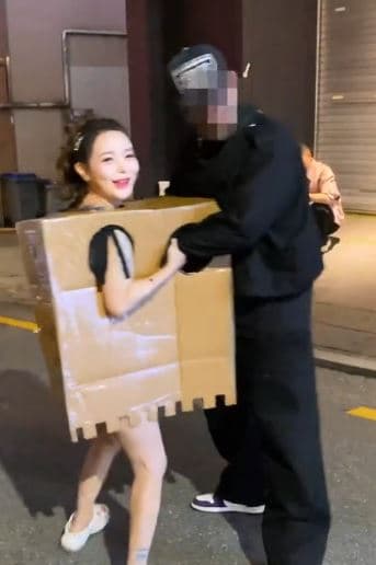 Ain拉路人的手讓其體驗「奶奶」。（翻攝IG）