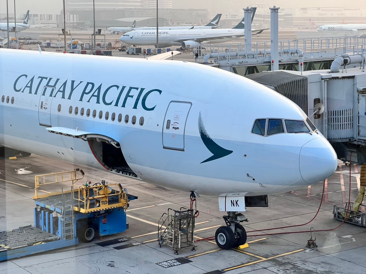 國泰航空掌握機場45%航班份額，受影響最大。