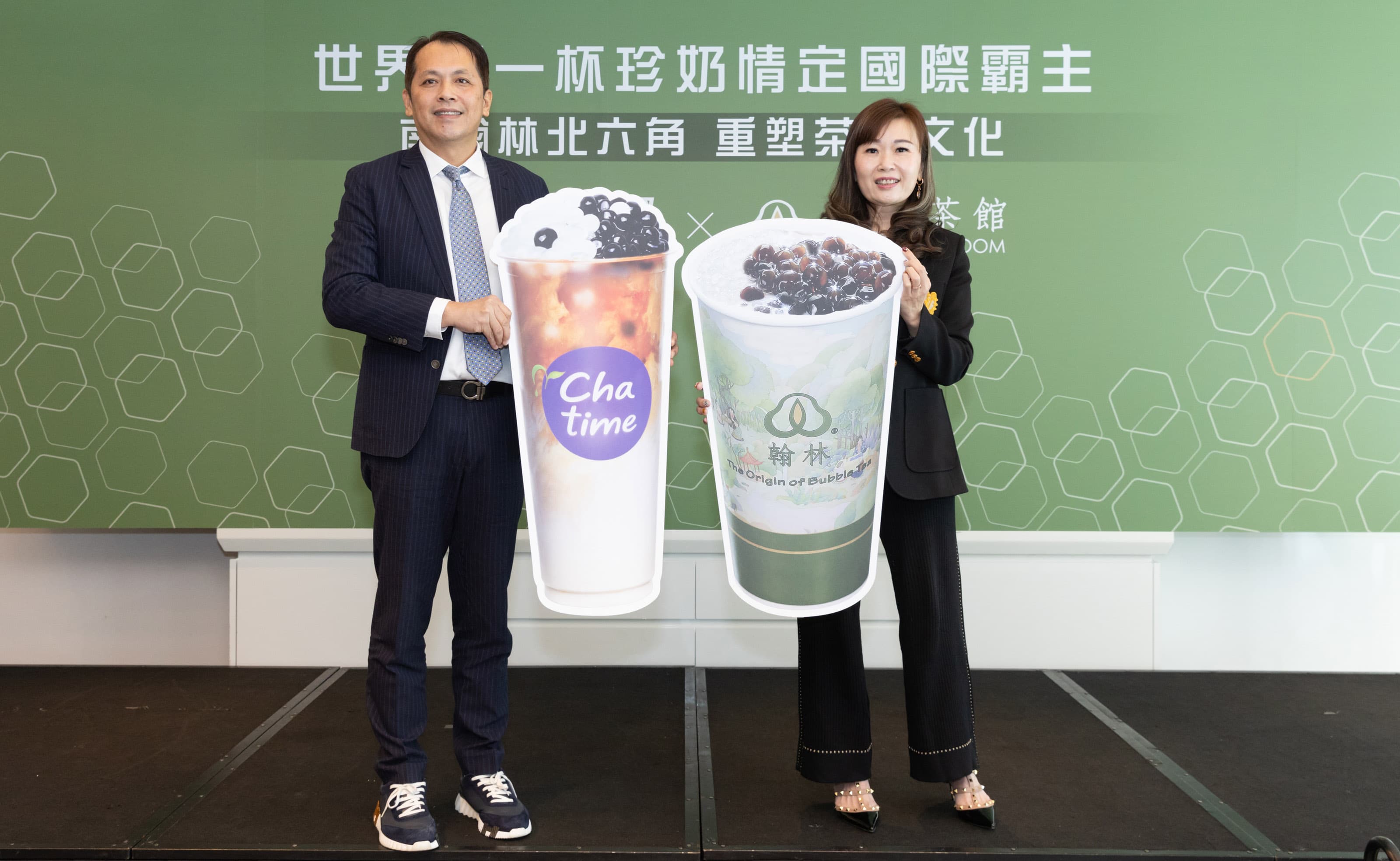 六角國際暨王座國際董事長王耀輝（左）指出，台灣餐飲市場未來集中化與大者恆大的趨勢會越來越明顯，集團將會藉由好的併購案進一步壯大市場版圖。（六角國際提供）