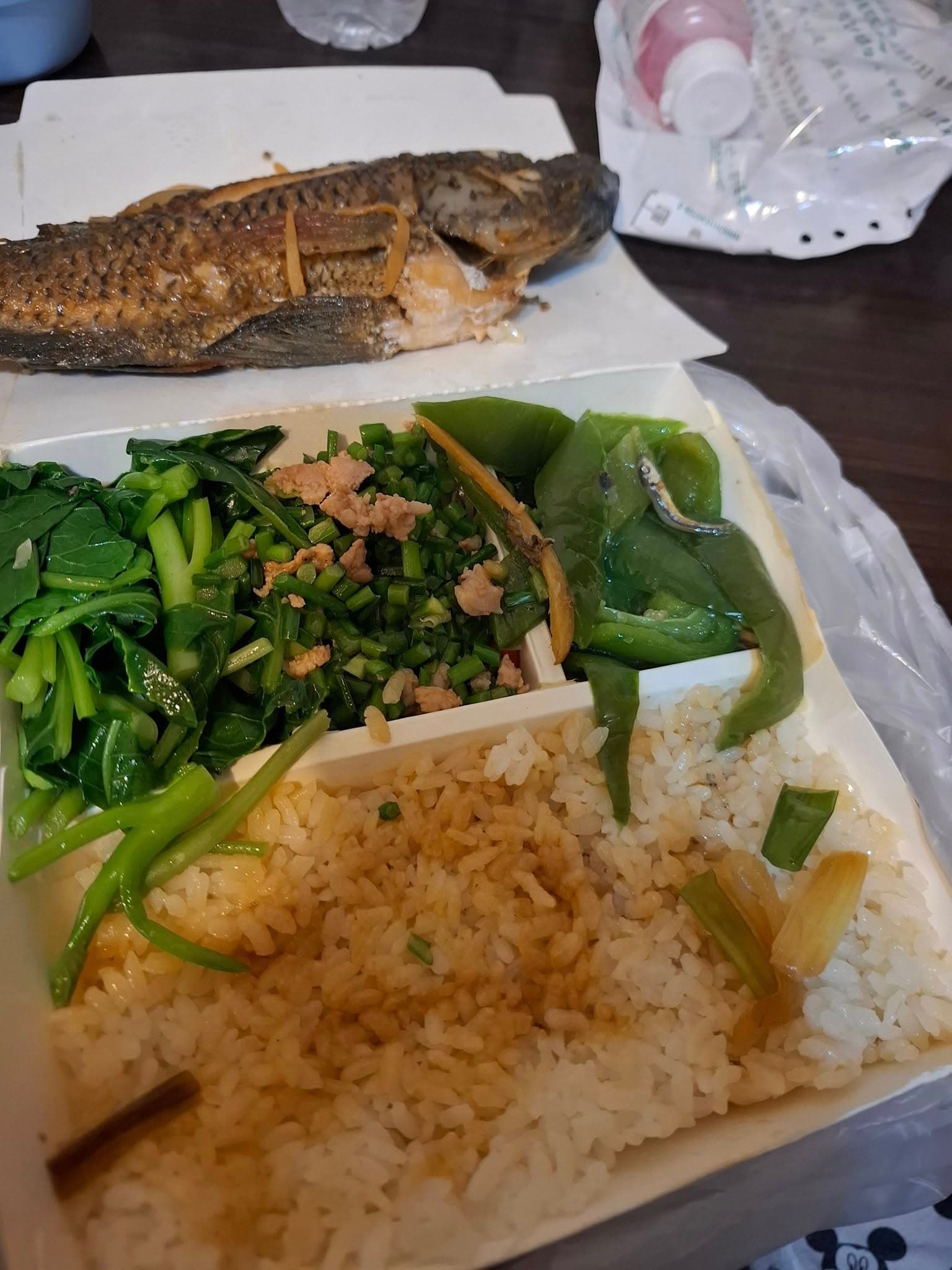 高雄自助餐，1魚3菜要價280元。（翻攝自爆廢公社）