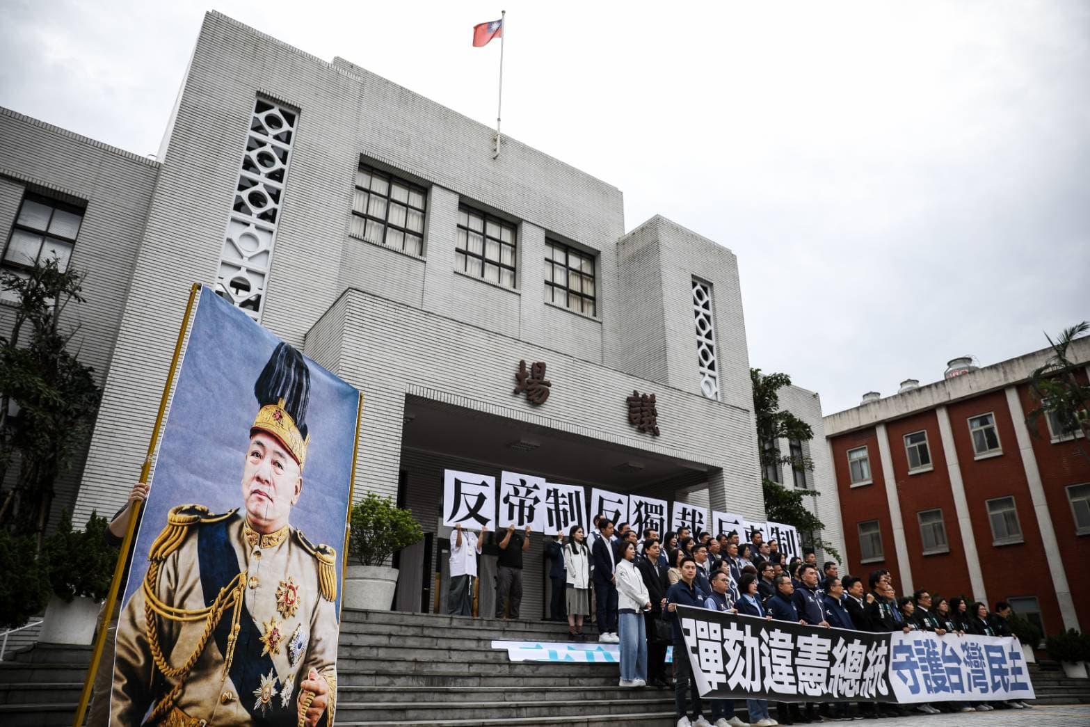 藍白立委在立院前擺出總統賴清德合成袁世凱圖像，表示要彈劾違憲總統，反帝制與專制。（鏡報鄒保祥）
