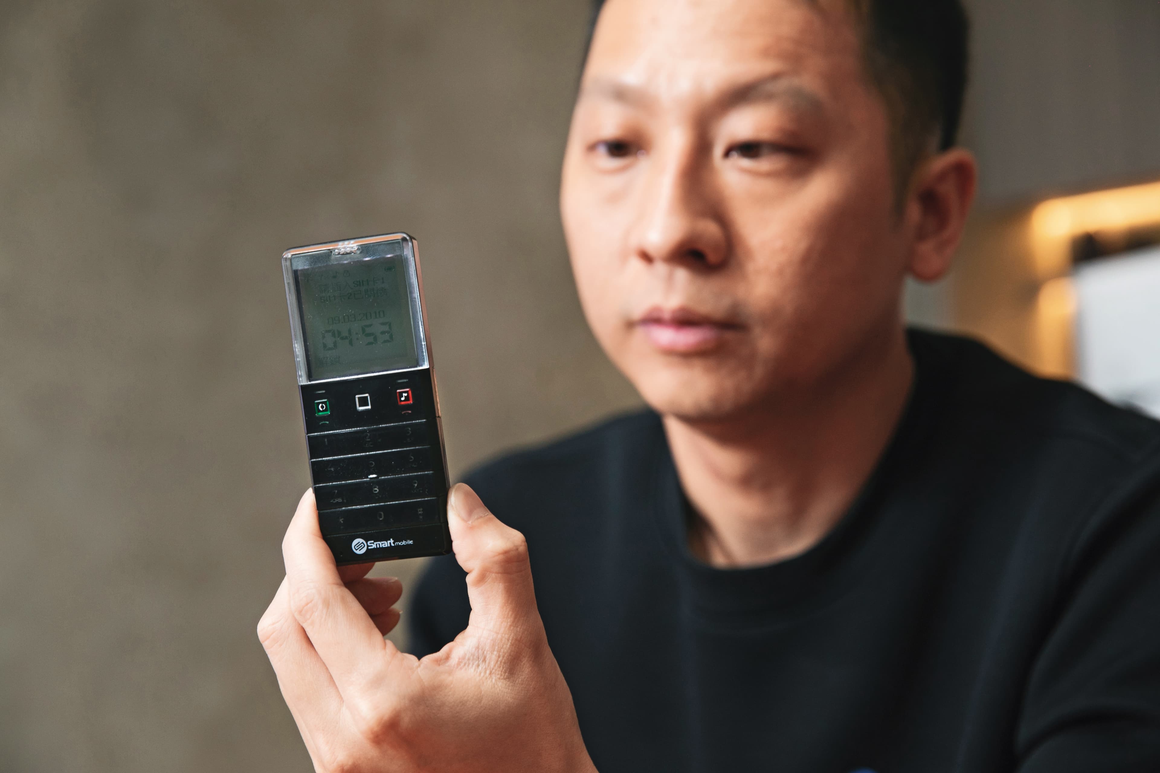 莊涵凱曾去中國批手機貼上創宇品牌販售，手機外型小巧，可惜最後賤價拋售。
