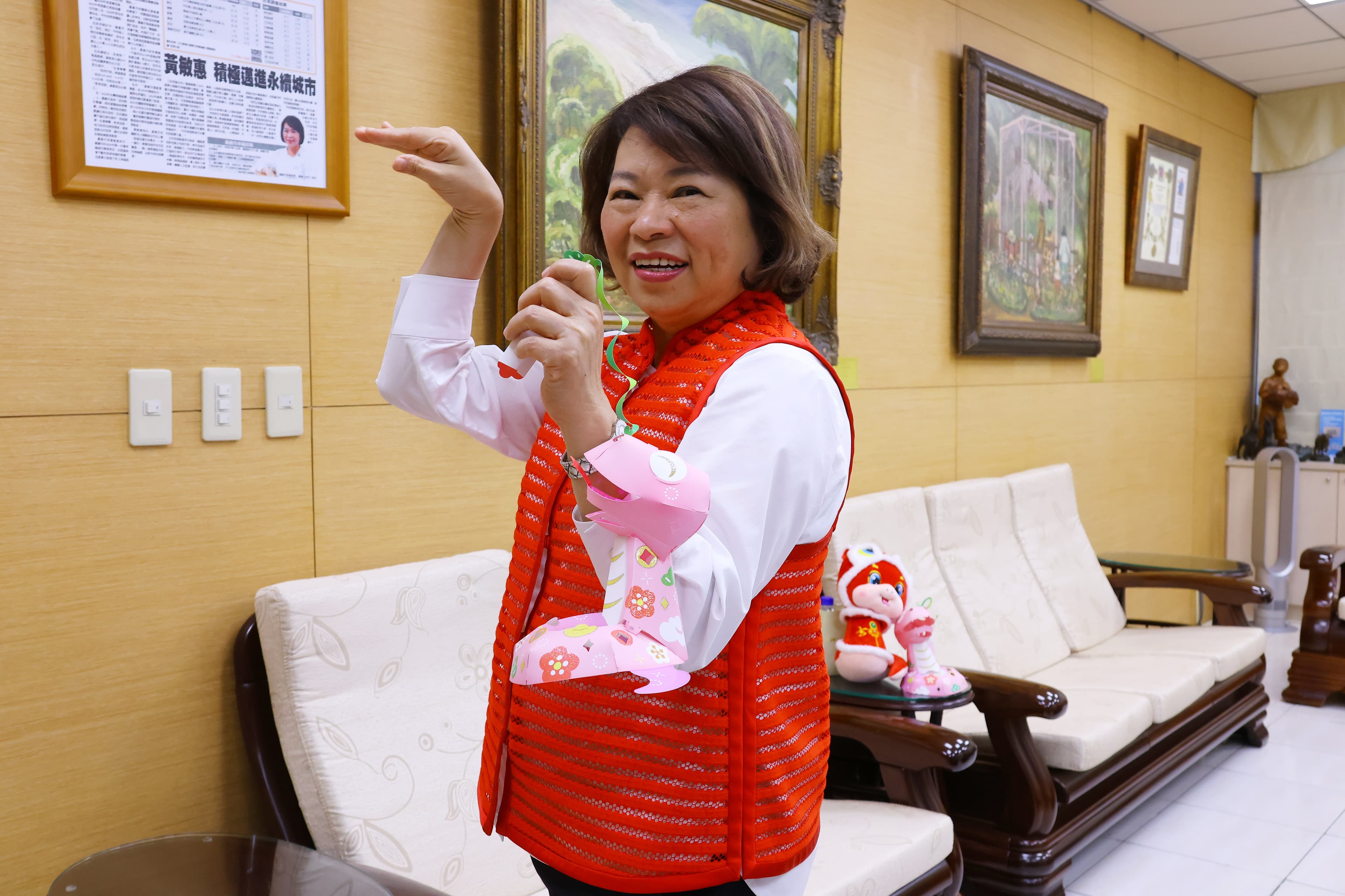 嘉義市長黃敏惠與小花蛇提燈。（嘉義市政府提供）