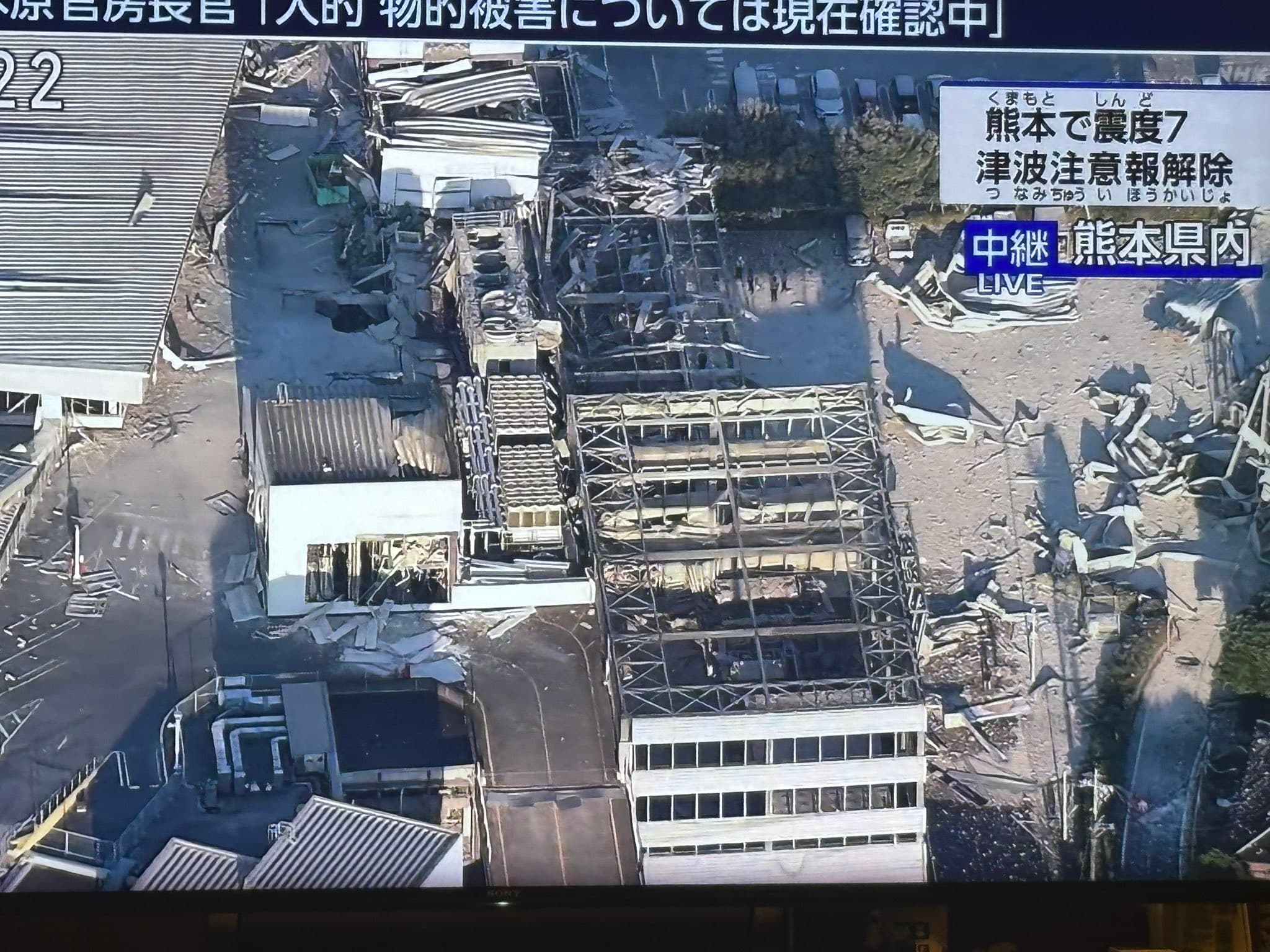 「熊本永旺夢樂城」在震後傳出爆炸聲響並冒出大量白煙。（翻攝自NHK）