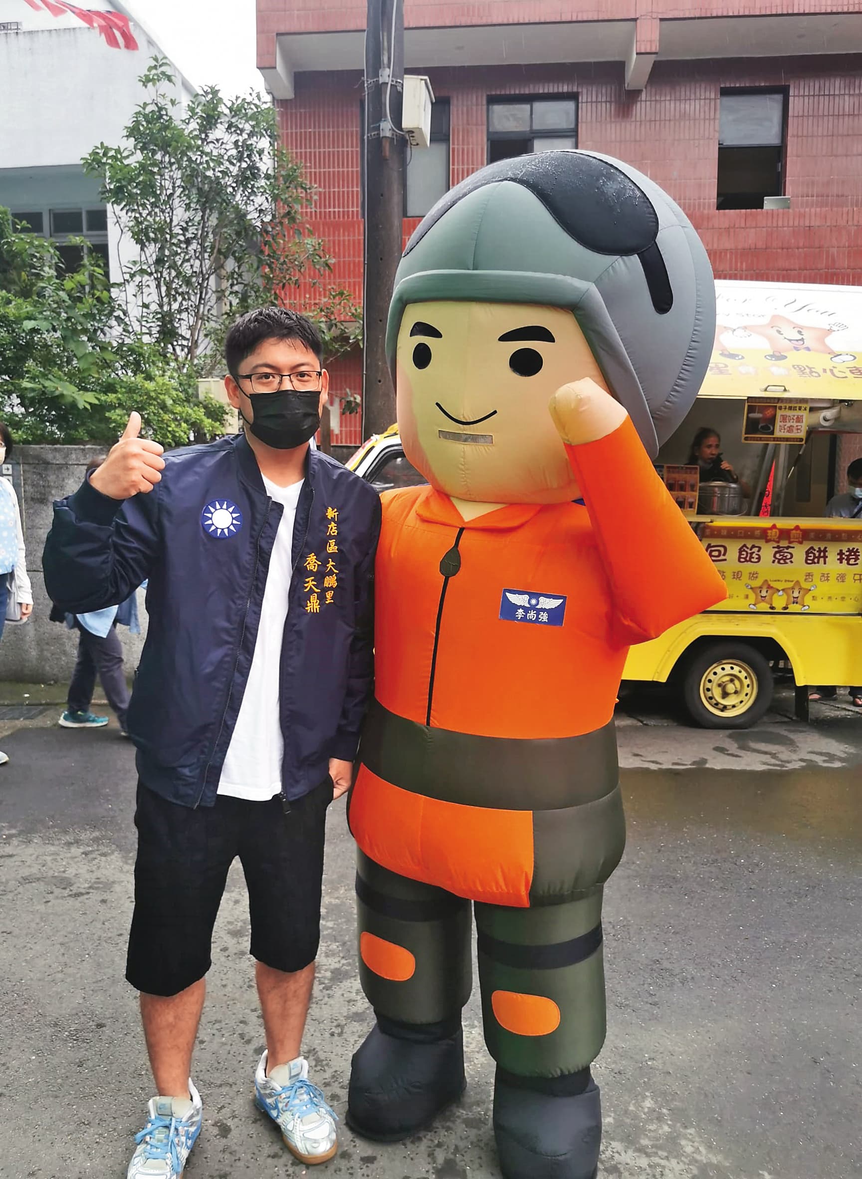 喬天鼎（左）接棒里長爸爸參選，一步一腳印在新北市新店留下足跡。（翻攝自大鵬里里長喬廷彥臉書）
